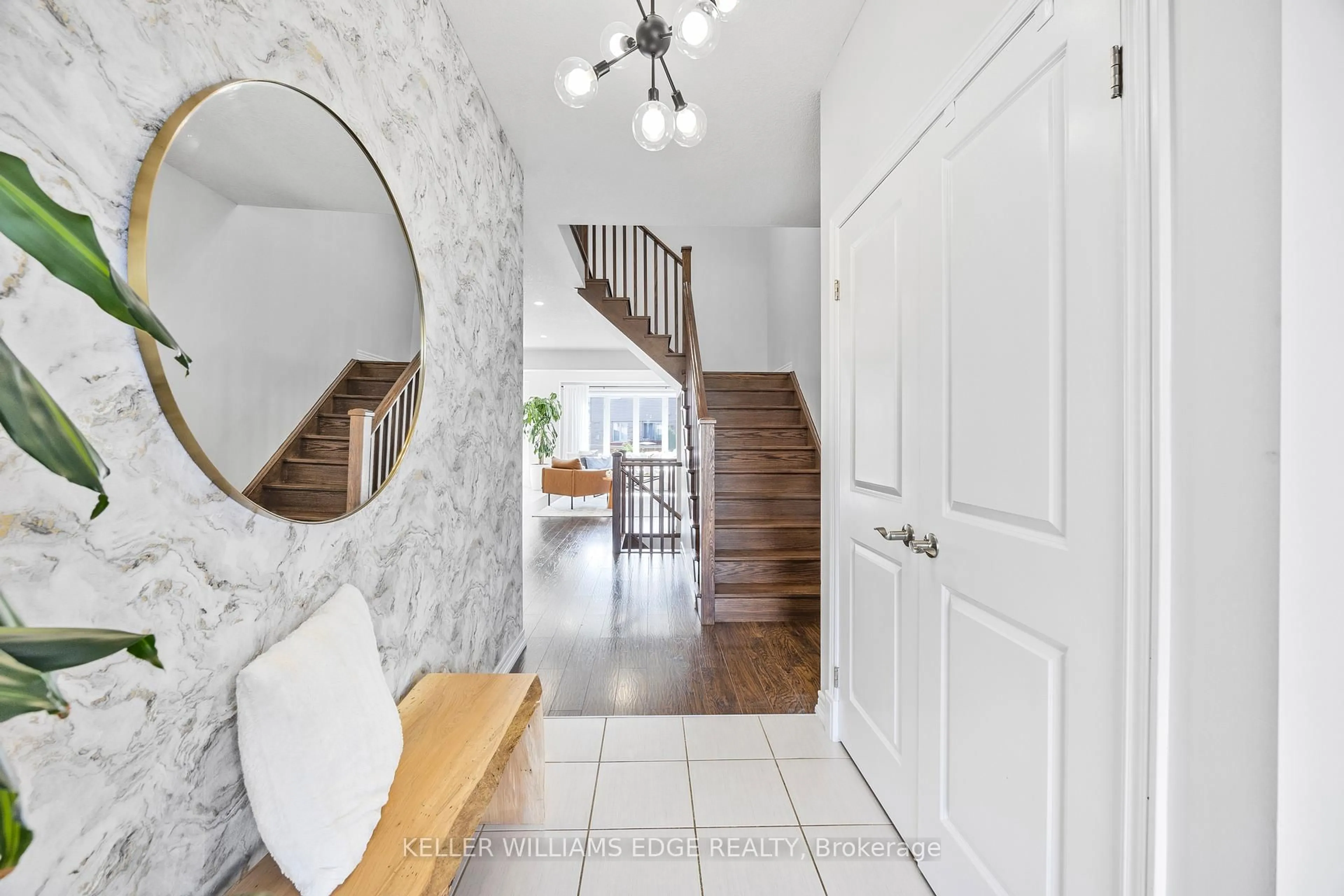 Indoor entryway for 209 Echovalley Dr, Hamilton Ontario L8J 0H1