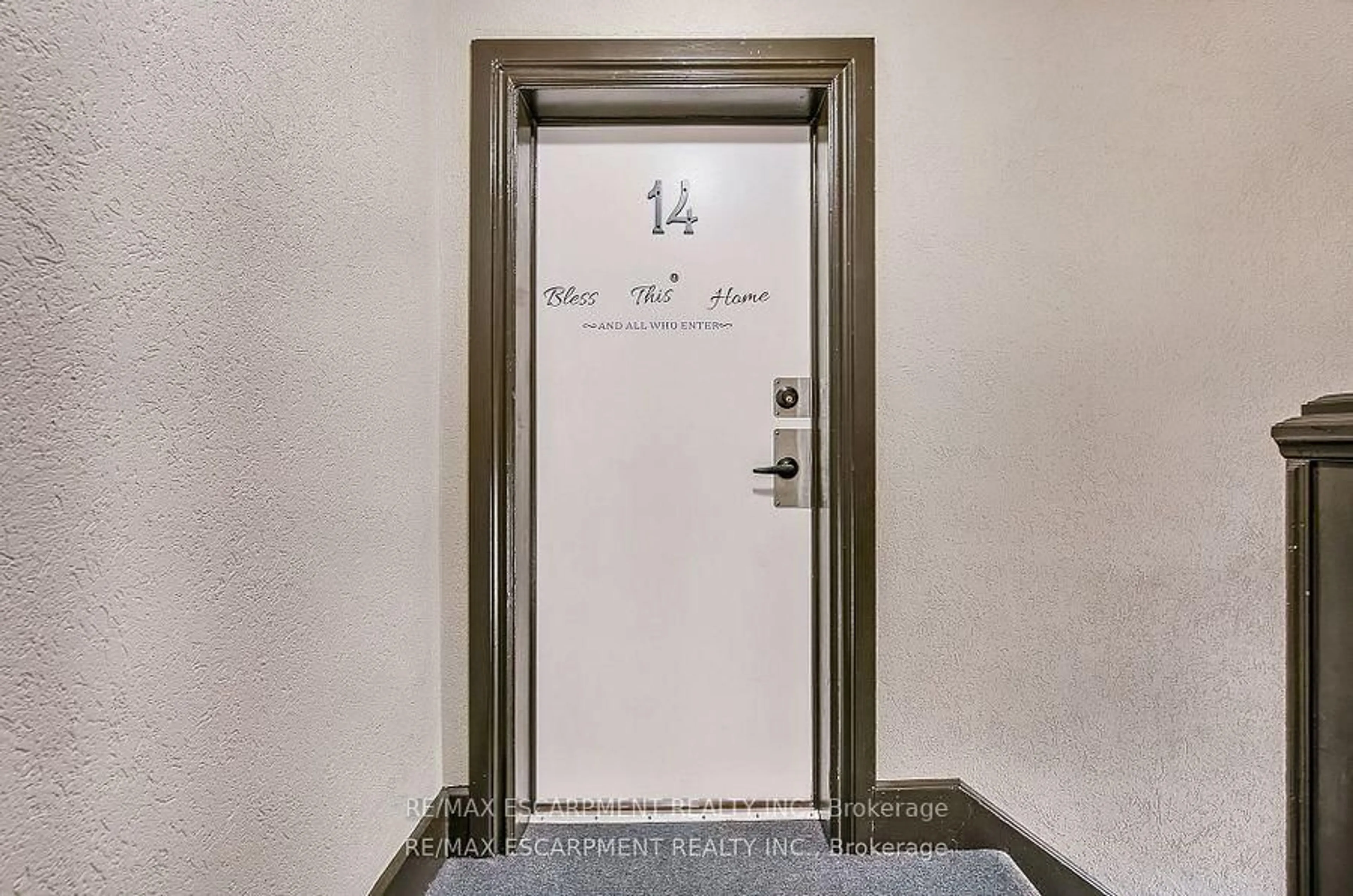 Indoor foyer for 25 Mountwood Dr #14, Hamilton Ontario L8N 2G8