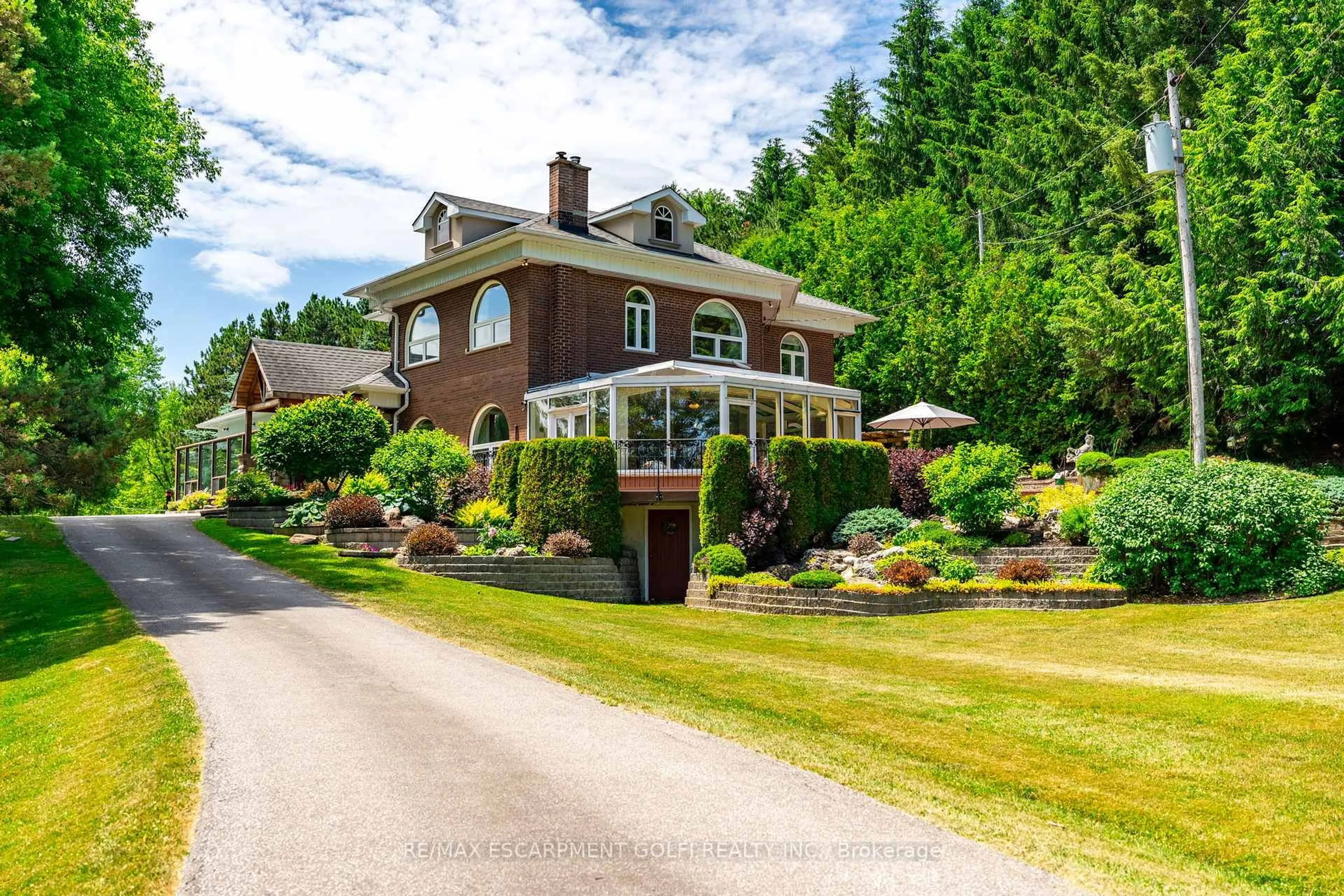 A pic from outside/outdoor area/front of a property/back of a property/a pic from drone, street for 994030 Mono Adjala Town Line, Mono Ontario L9W 6H8