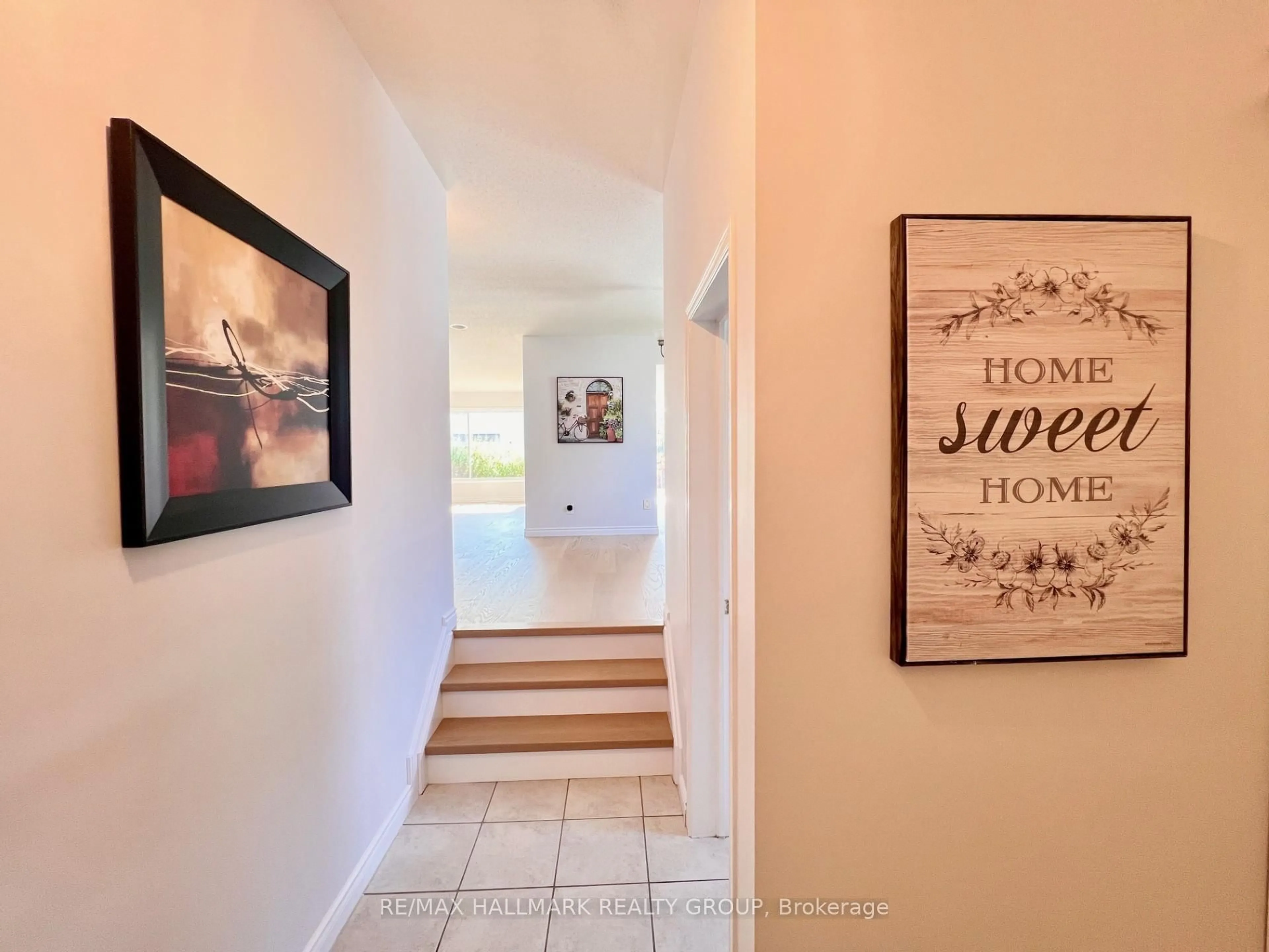 Indoor entryway for 4 Valemont St St, Ottawa Ontario K2G 6W2