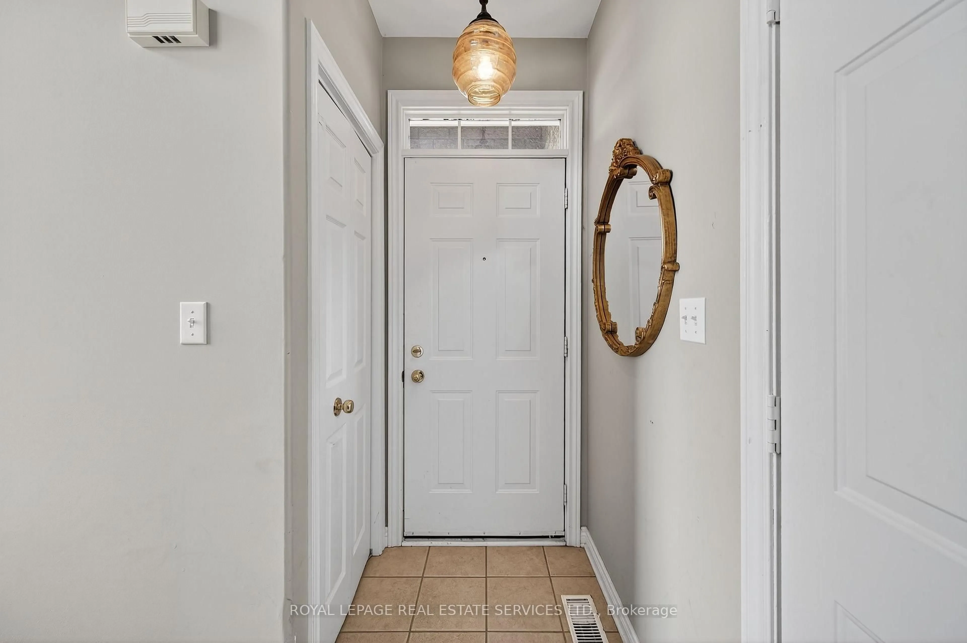 Indoor entryway for 180 Oakcrest Ave, Welland Ontario L3C 7K3