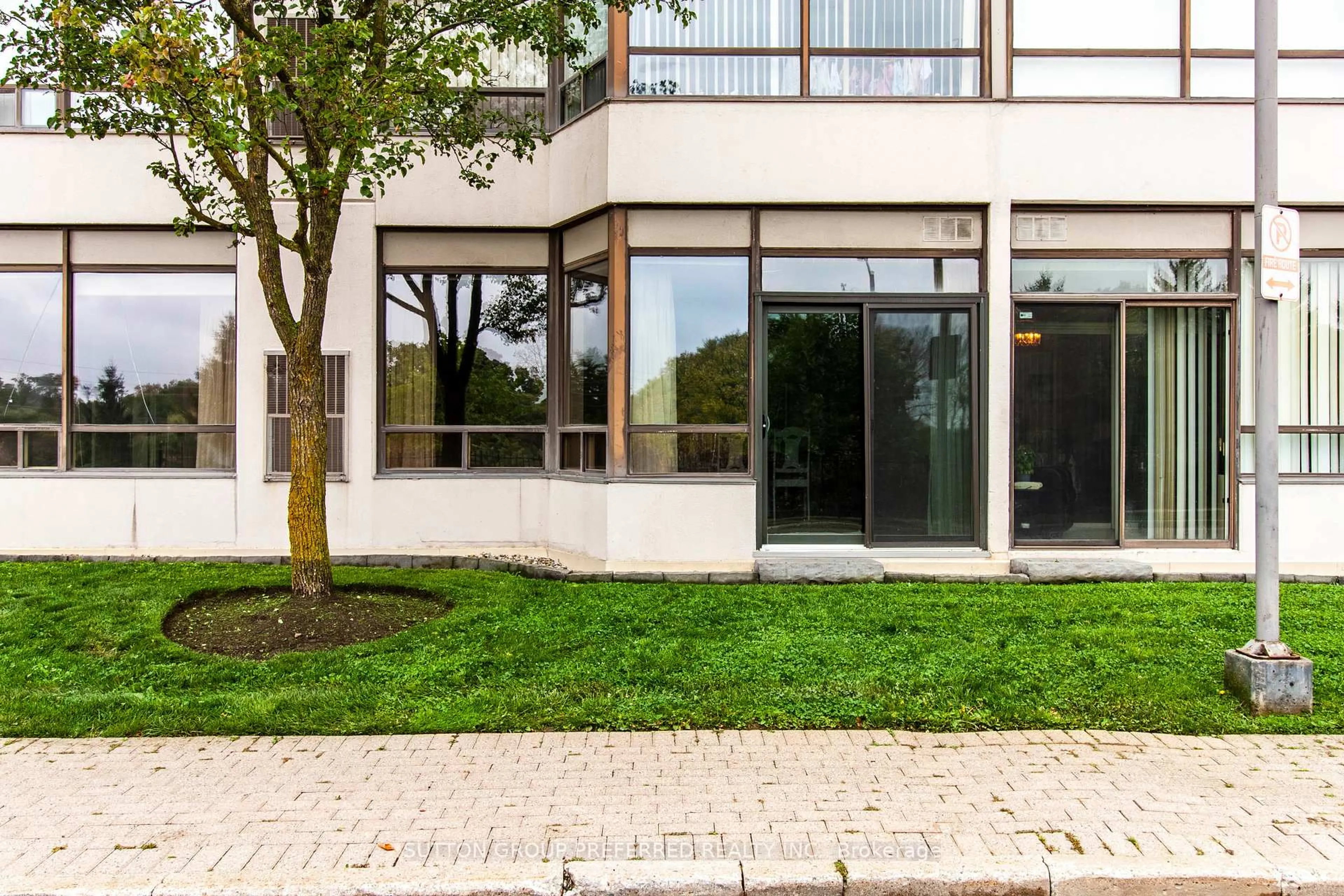Patio, street for 521 Riverside Dr #109, London North Ontario N6H 5E2