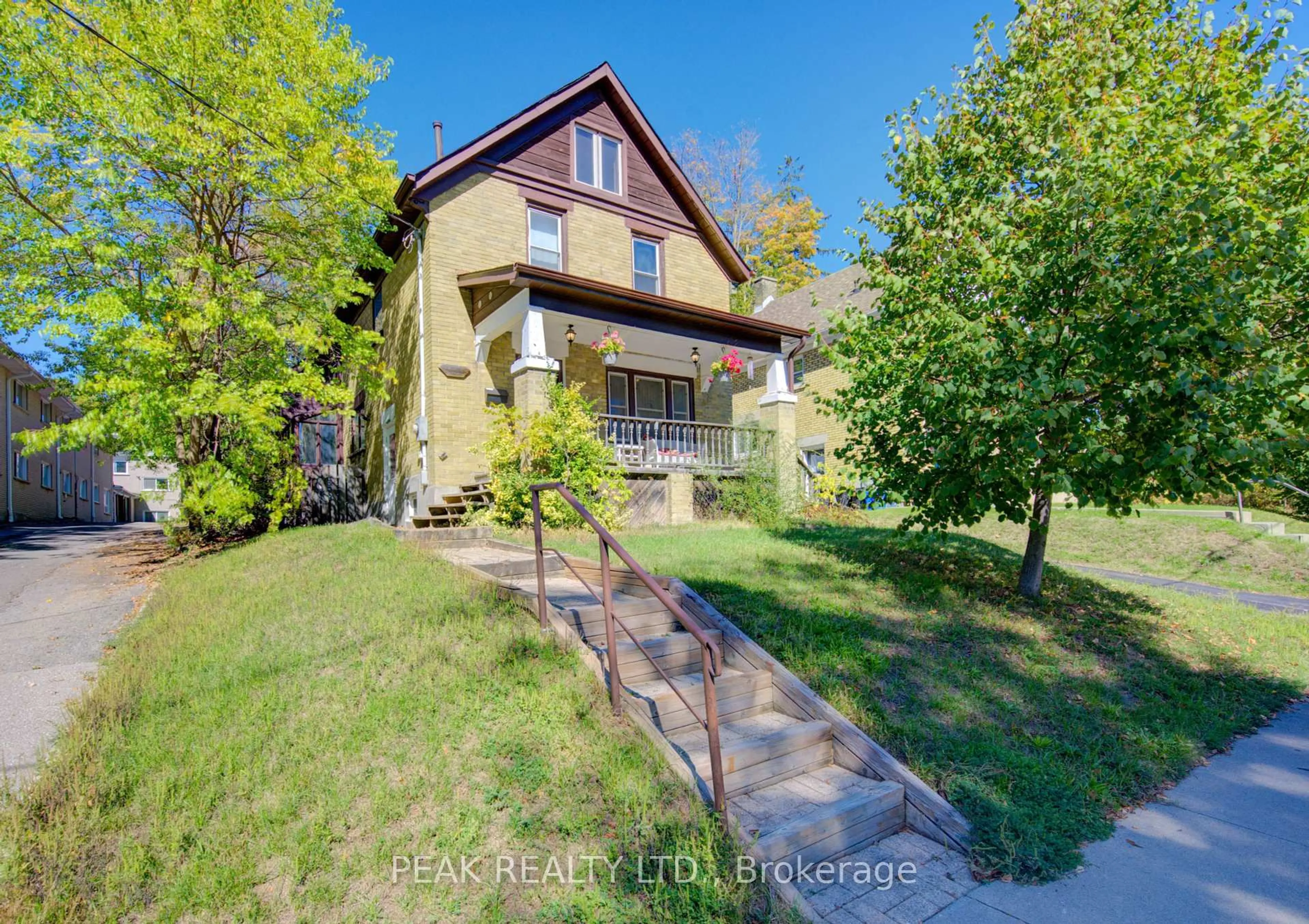 A pic from outside/outdoor area/front of a property/back of a property/a pic from drone, street for 32 Elgin St, Waterloo Ontario N2J 2R1