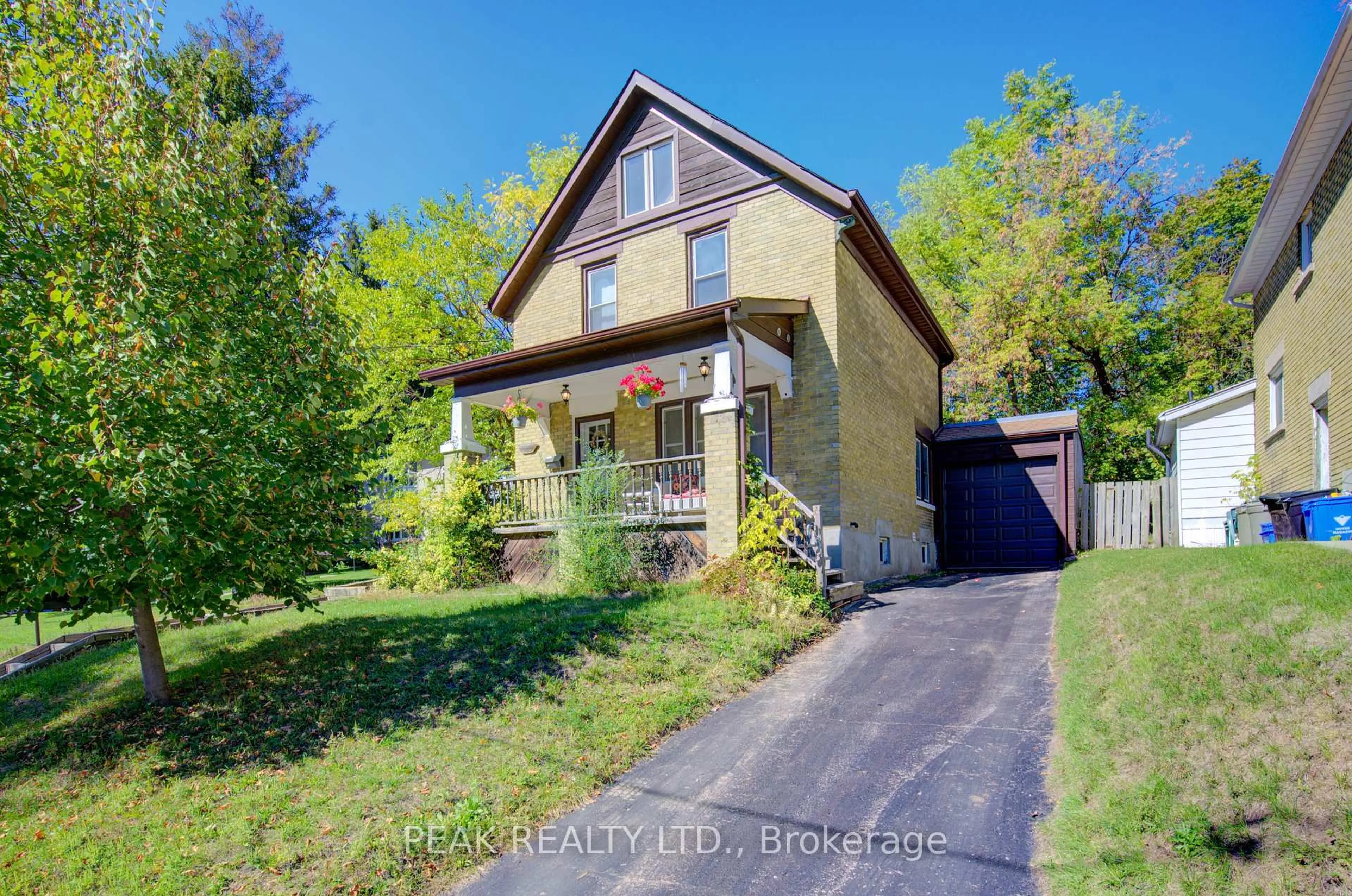A pic from outside/outdoor area/front of a property/back of a property/a pic from drone, street for 32 Elgin St, Waterloo Ontario N2J 2R1