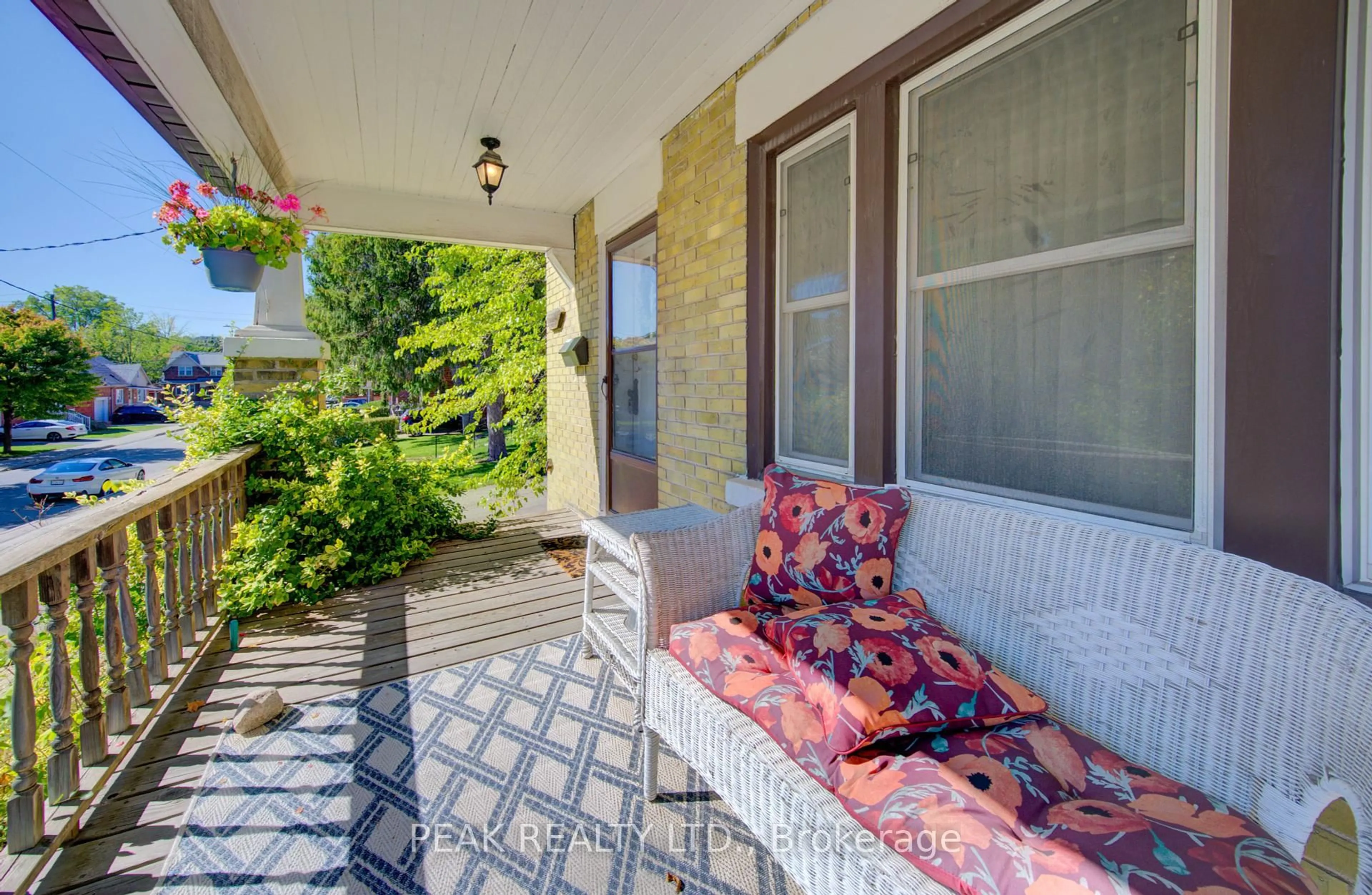 Patio, street for 32 Elgin St, Waterloo Ontario N2J 2R1