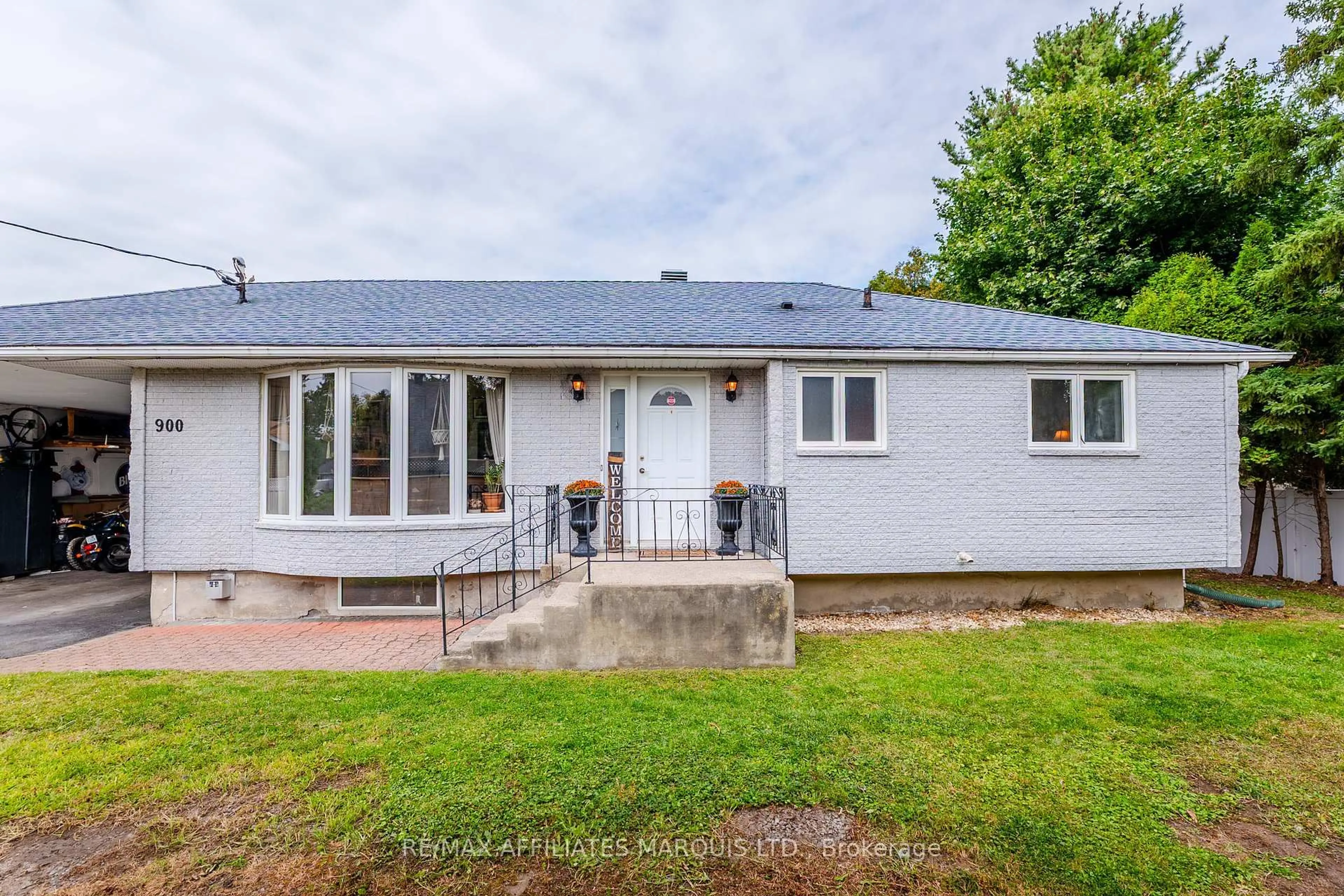 A pic from outside/outdoor area/front of a property/back of a property/a pic from drone, street for 900 Osborne Ave, Cornwall Ontario K6J 1K6