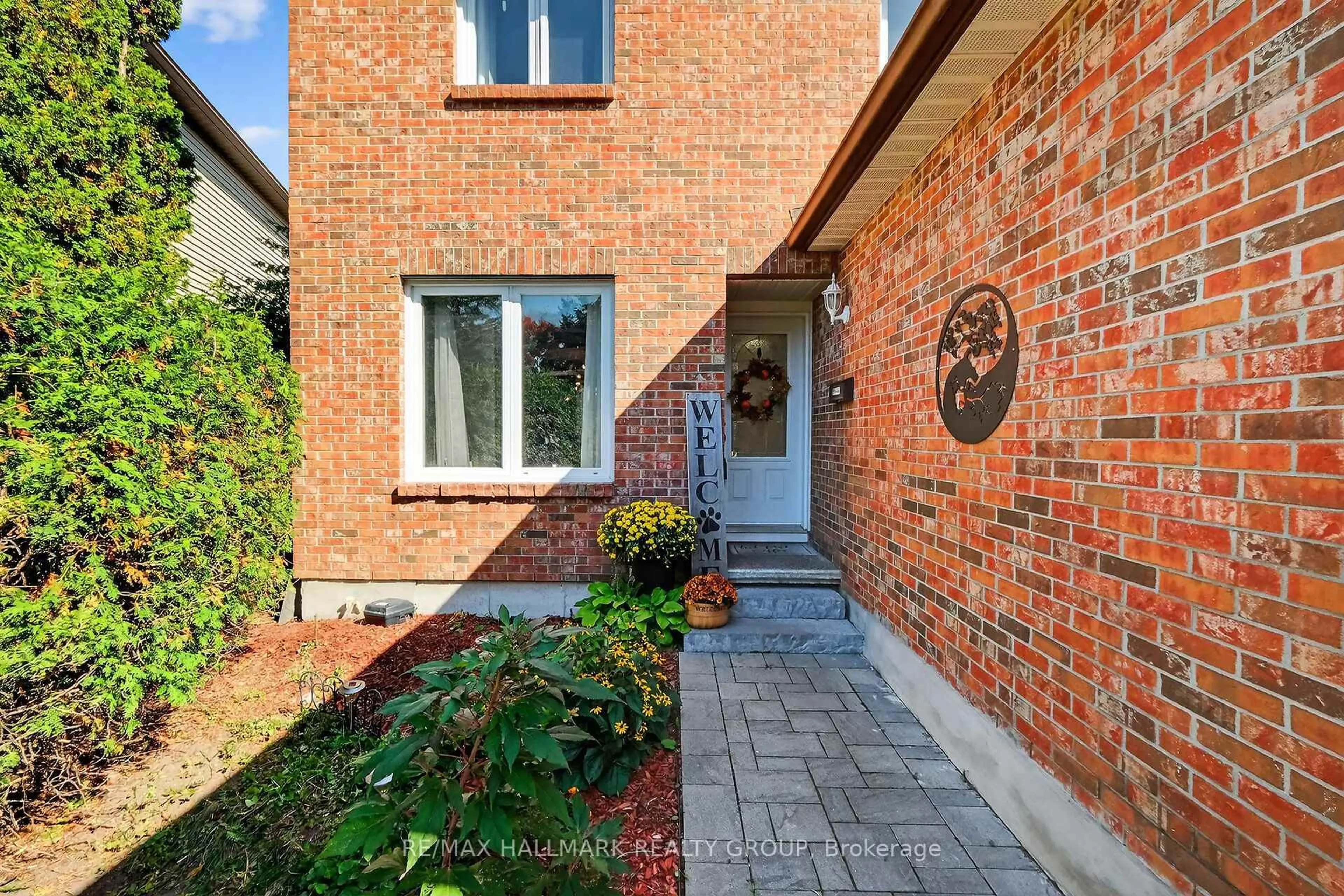 Home with brick exterior material, street for 1821 Brousseau Cres, Ottawa Ontario K1C 2Y5