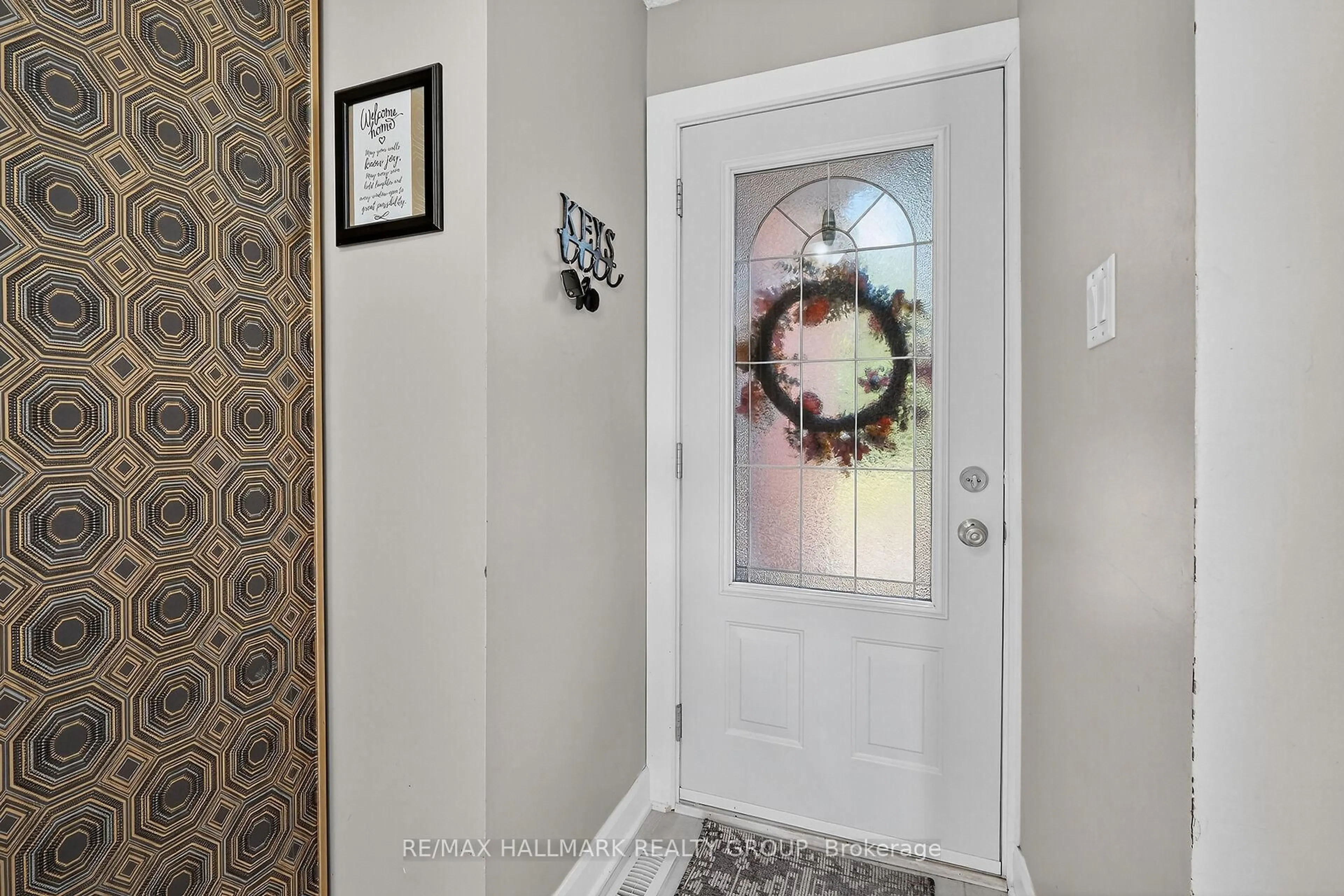 Indoor entryway for 1821 Brousseau Cres, Ottawa Ontario K1C 2Y5