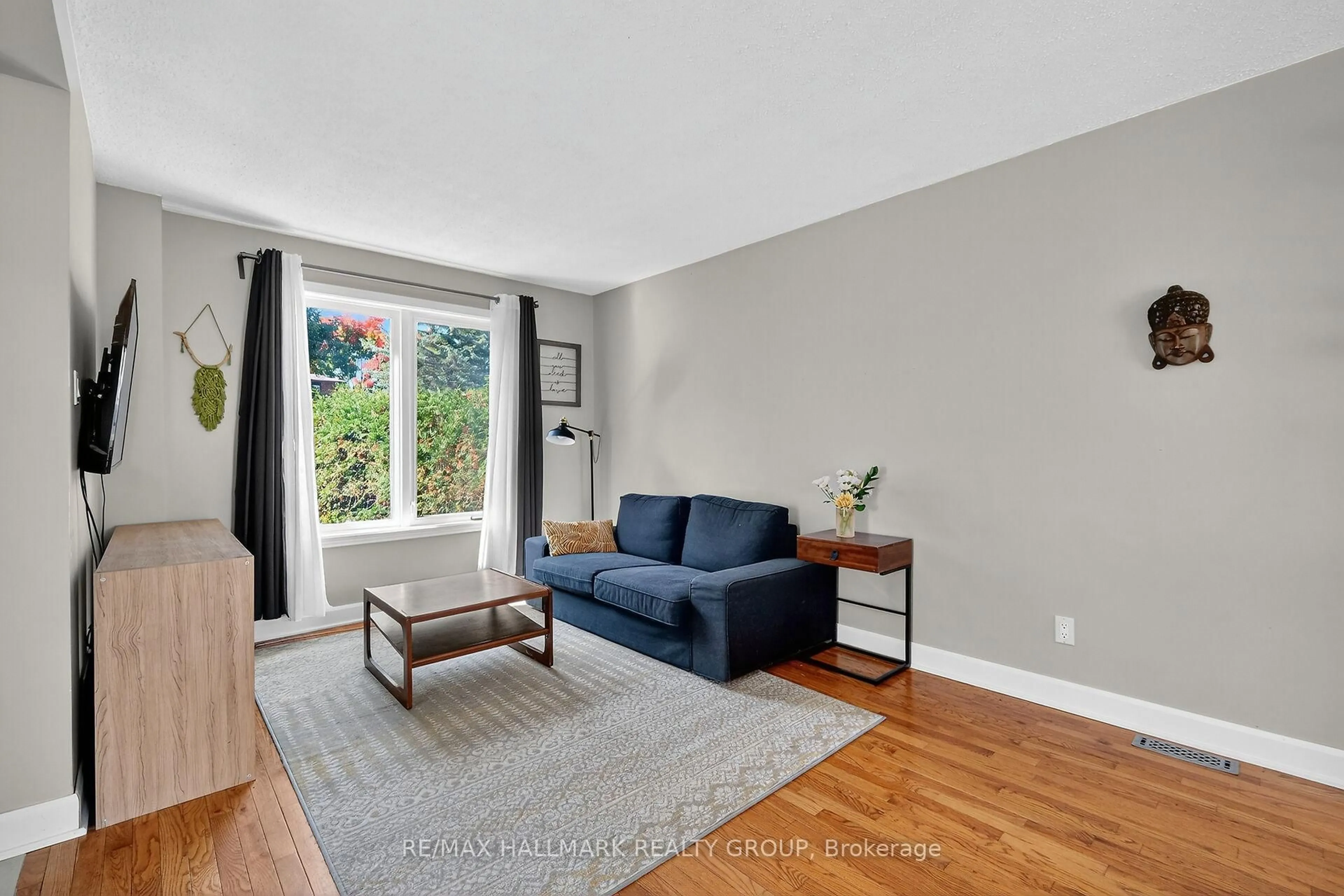 Living room with furniture, unknown for 1821 Brousseau Cres, Ottawa Ontario K1C 2Y5
