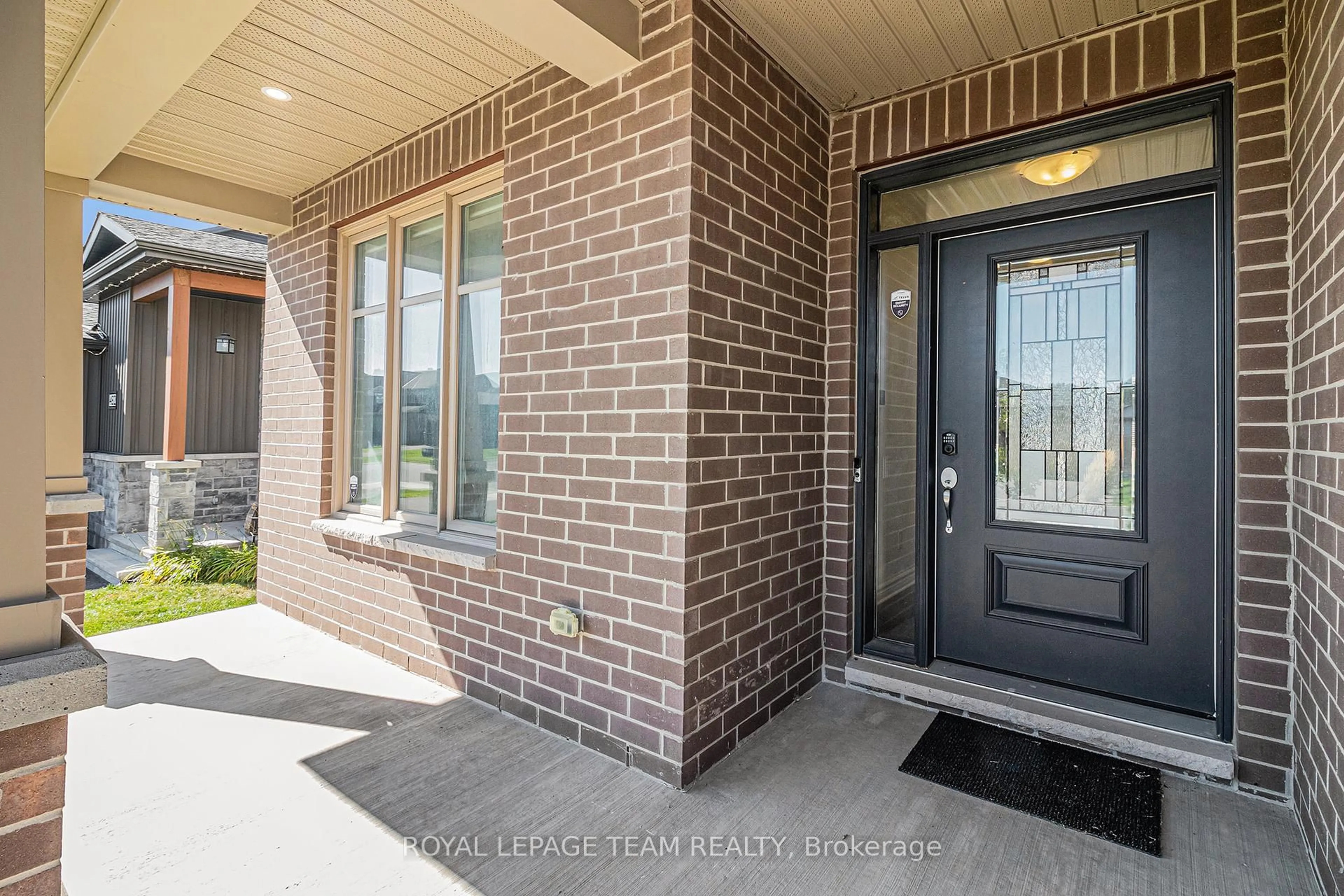 Indoor entryway for 486 Central Park Blvd, Russell Ontario K4R 0C7