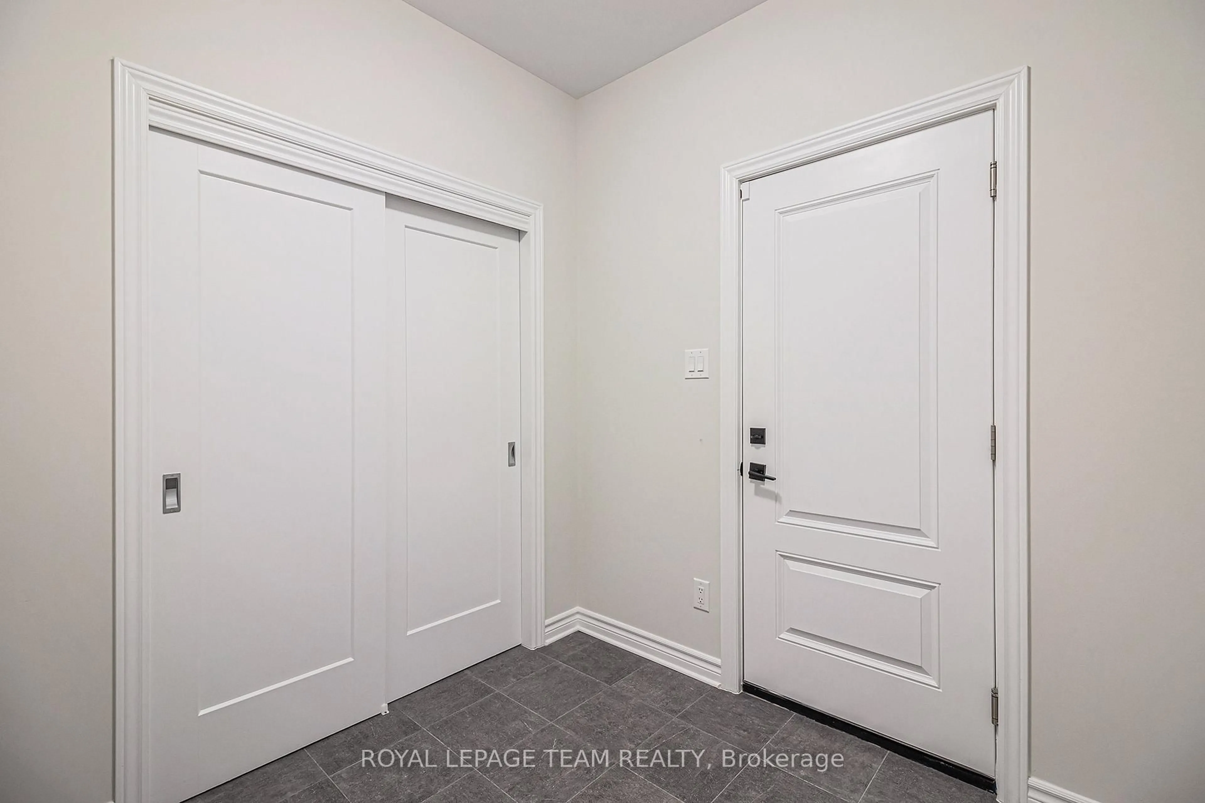 Indoor entryway for 486 Central Park Blvd, Russell Ontario K4R 0C7