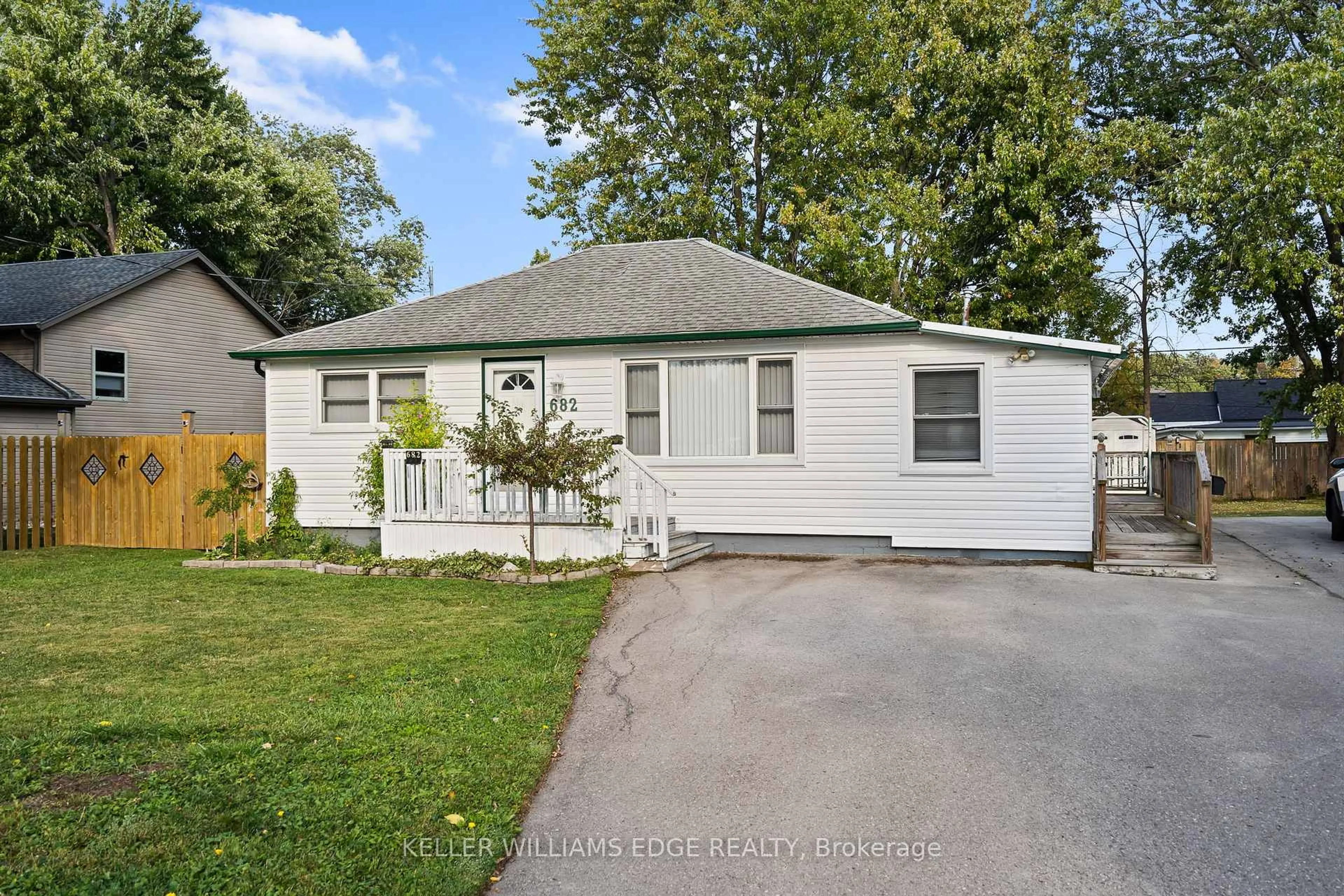 Home with vinyl exterior material, street for 682 Fairview Rd, Fort Erie Ontario L2A 4T1