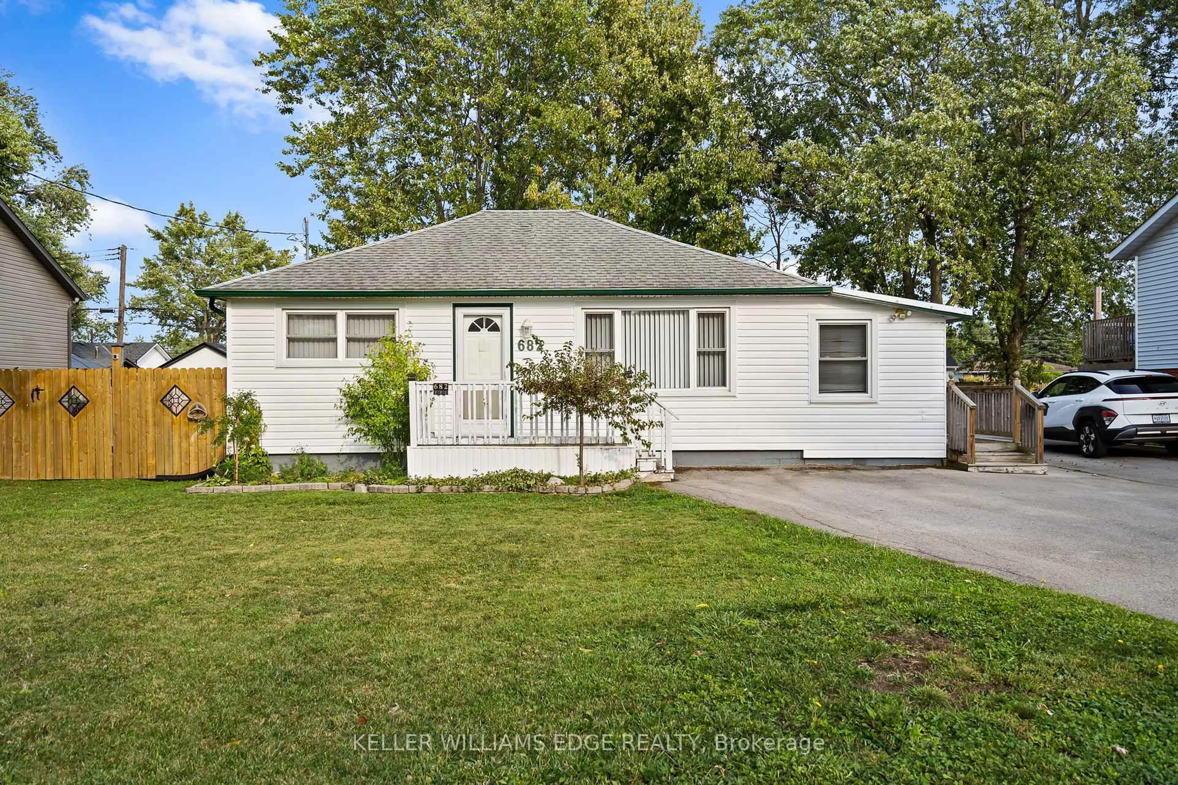 Home with vinyl exterior material, street for 682 Fairview Rd, Fort Erie Ontario L2A 4T1