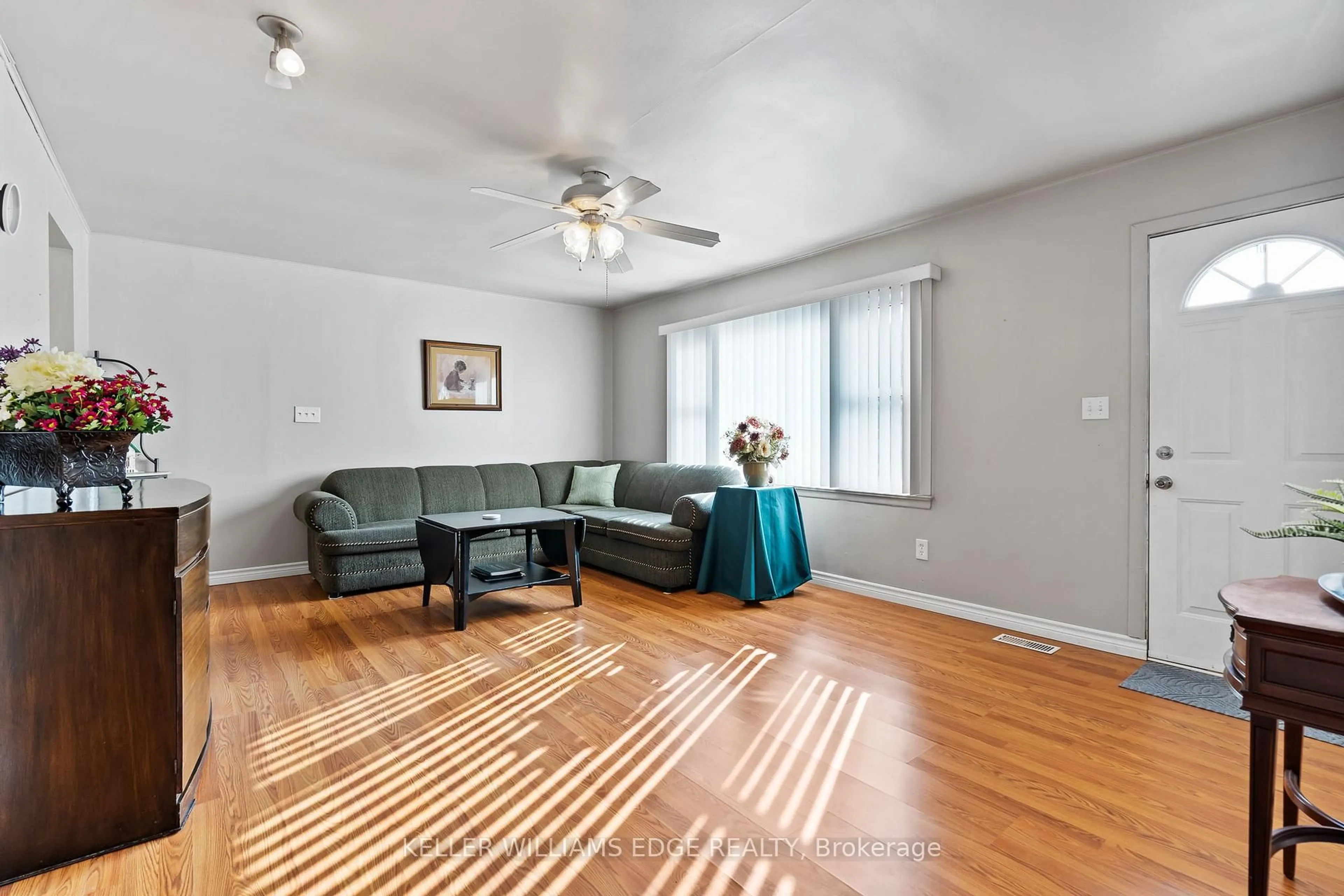 Living room with furniture, wood/laminate floor for 682 Fairview Rd, Fort Erie Ontario L2A 4T1