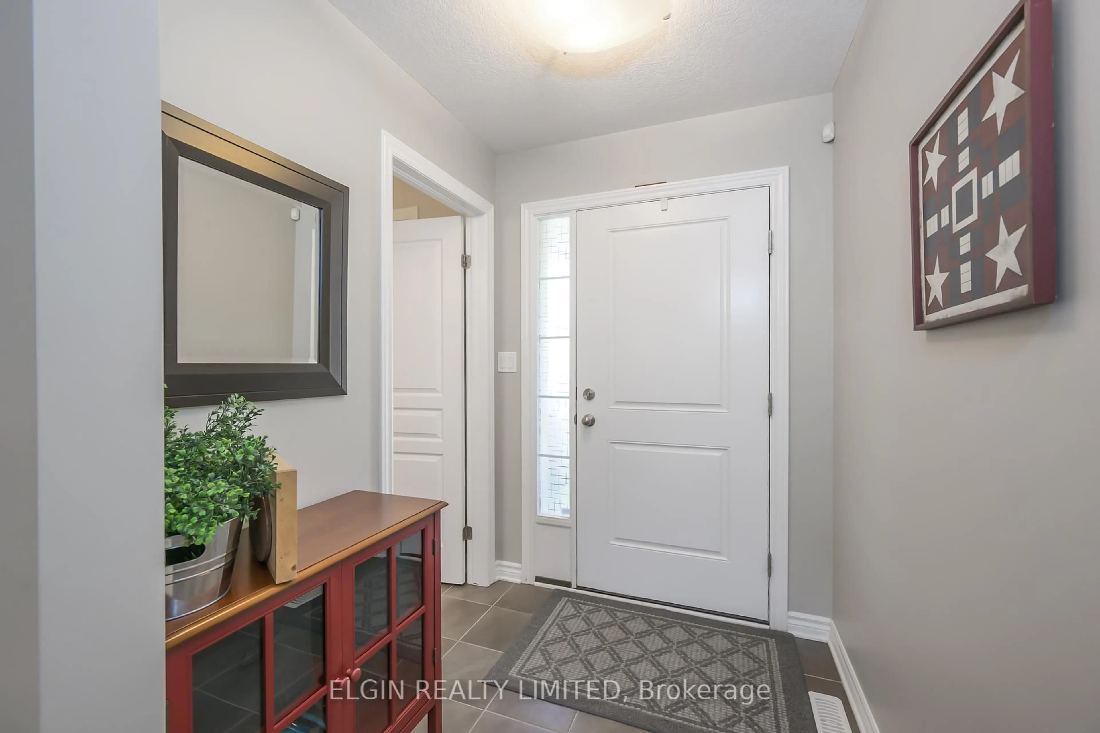 Indoor entryway for 12 RUSSET Lane, St. Thomas Ontario N5R 0E5