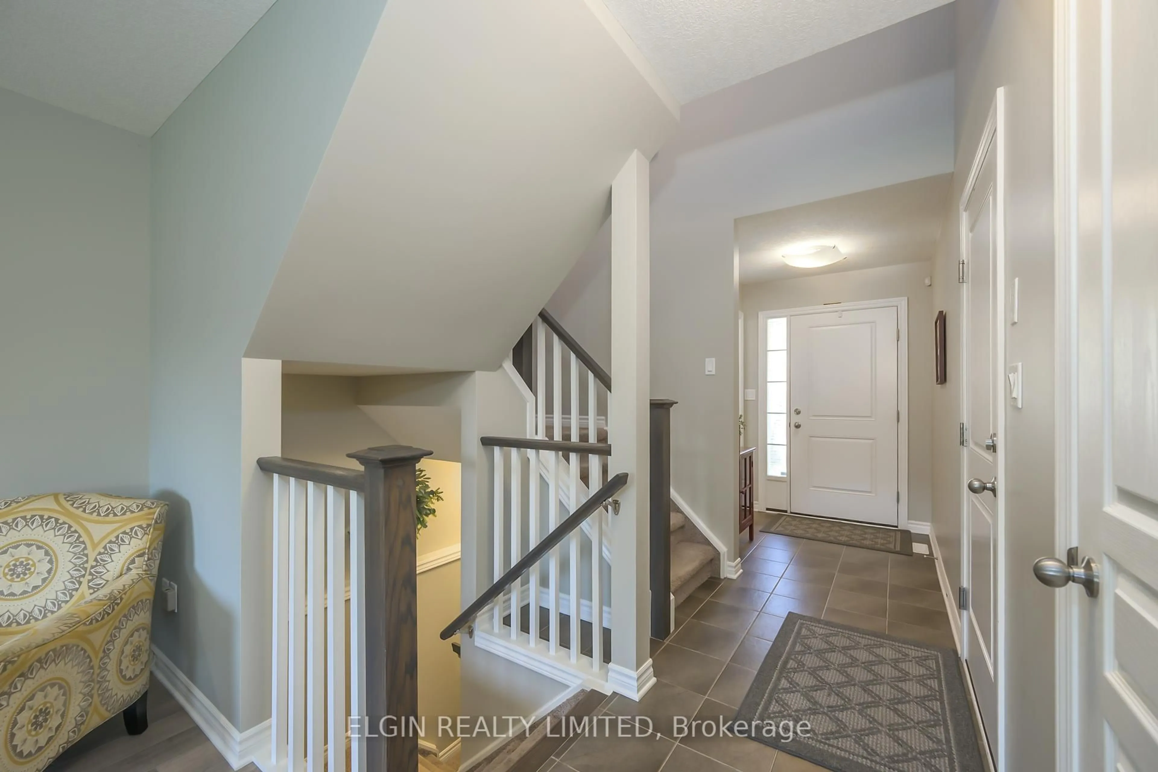 Indoor entryway for 12 RUSSET Lane, St. Thomas Ontario N5R 0E5