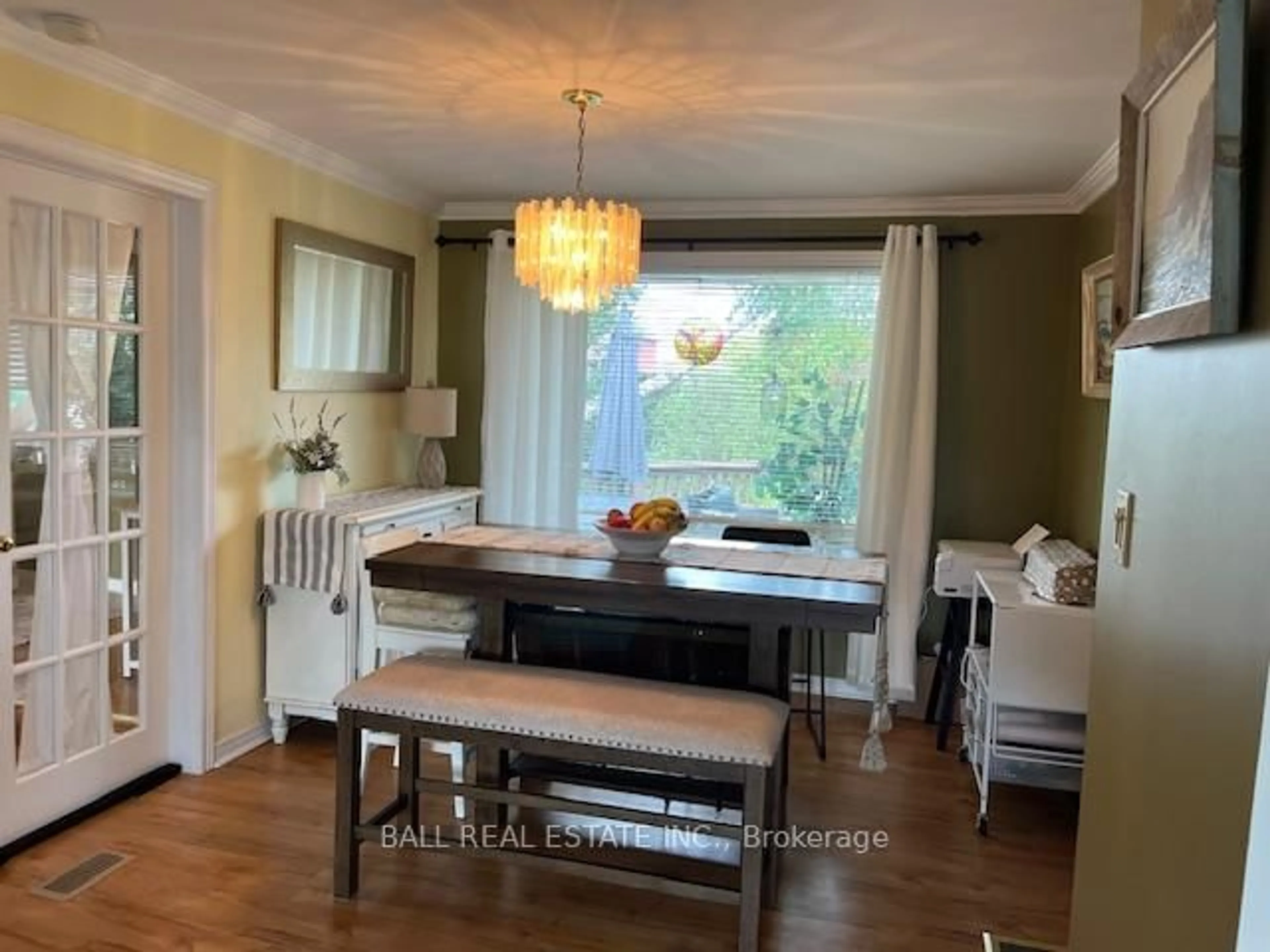 Dining room, wood/laminate floor for 1684 Sherbrooke St, Peterborough Ontario K9J 6X4