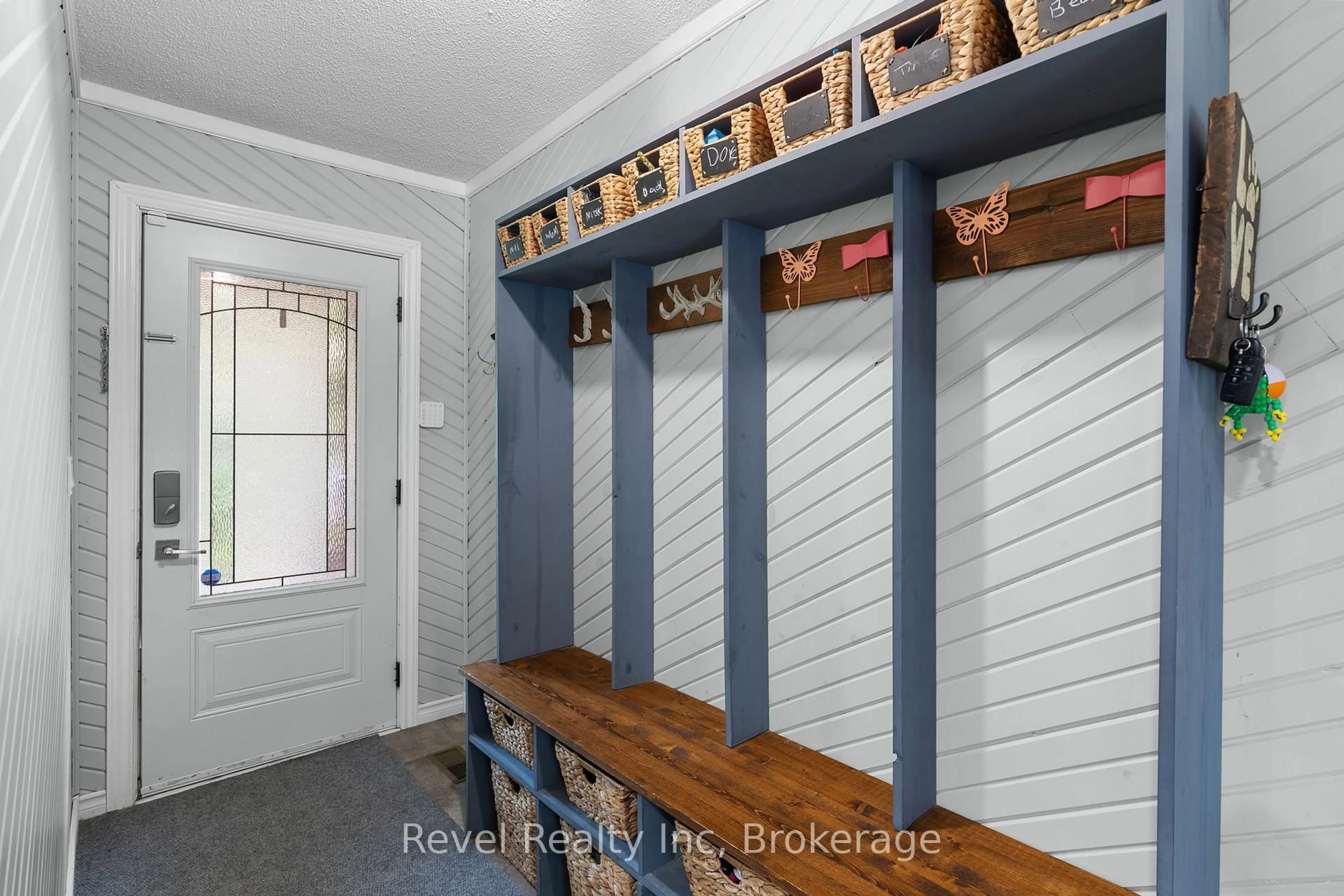 Indoor entryway for 210 Burnett's Rd, McKellar Ontario P2A 0B5