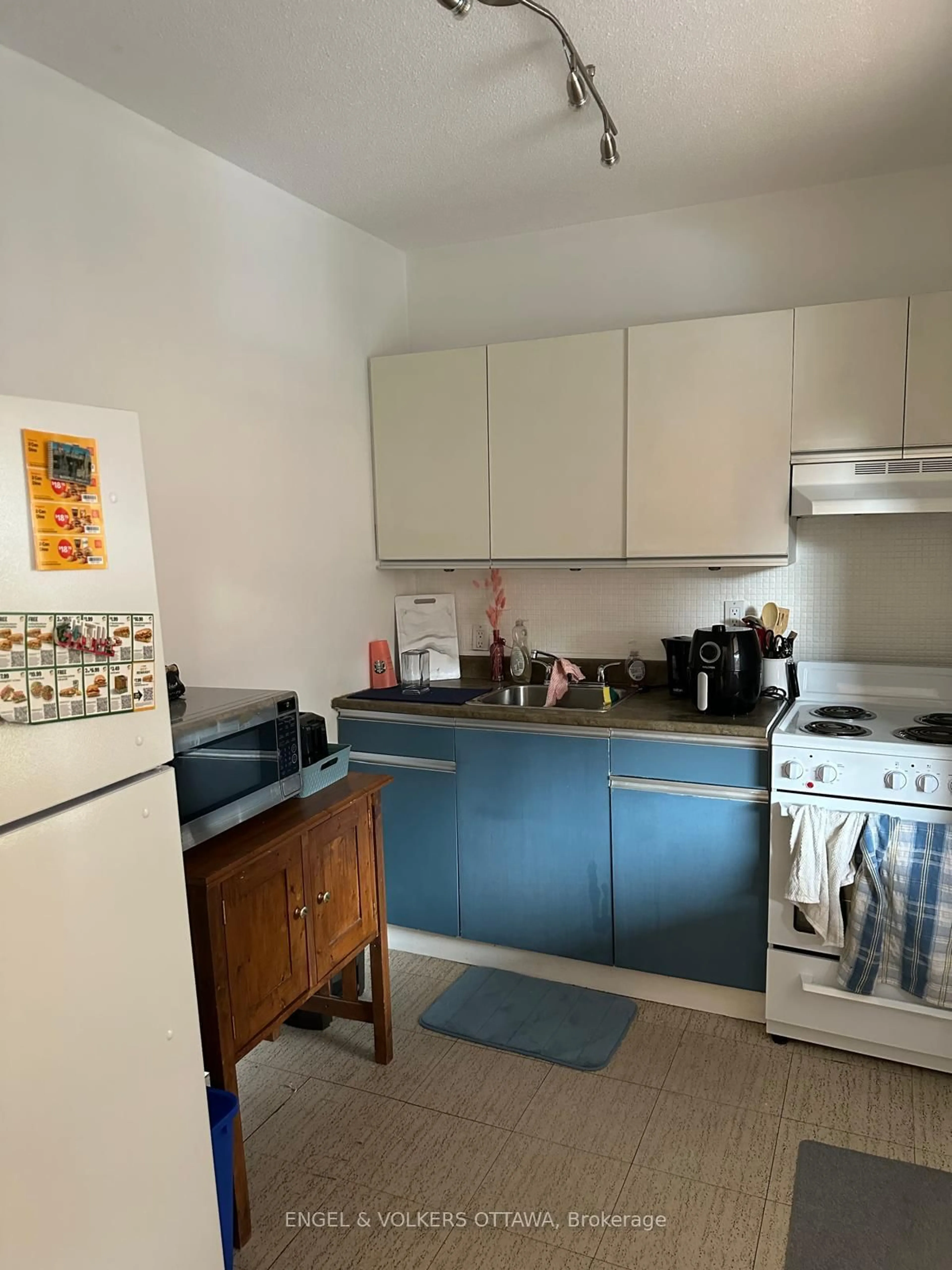Standard kitchen, unknown for 85 Waverley St, Ottawa Ontario K2P 0V1