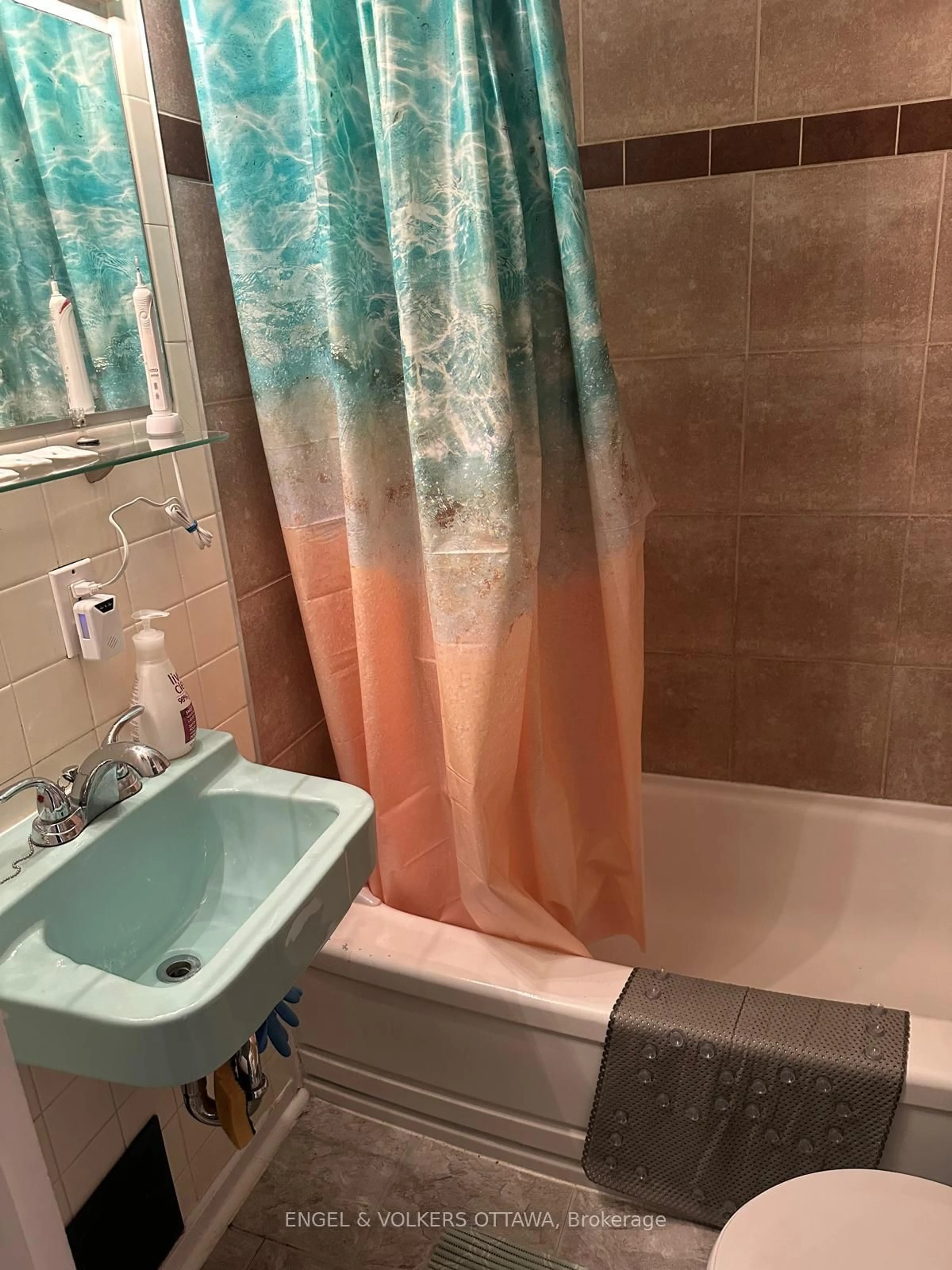 Standard bathroom, unknown for 85 Waverley St, Ottawa Ontario K2P 0V1
