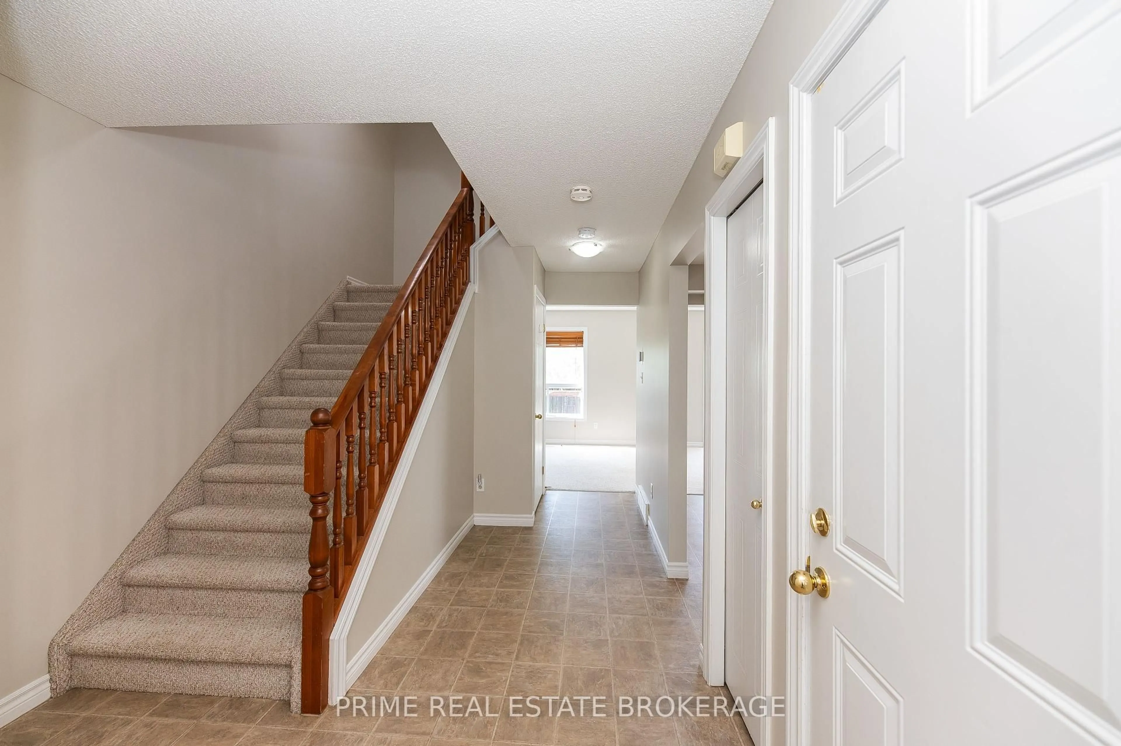 Indoor entryway for 1658 Benjamin Dr, London East Ontario N5V 5K1