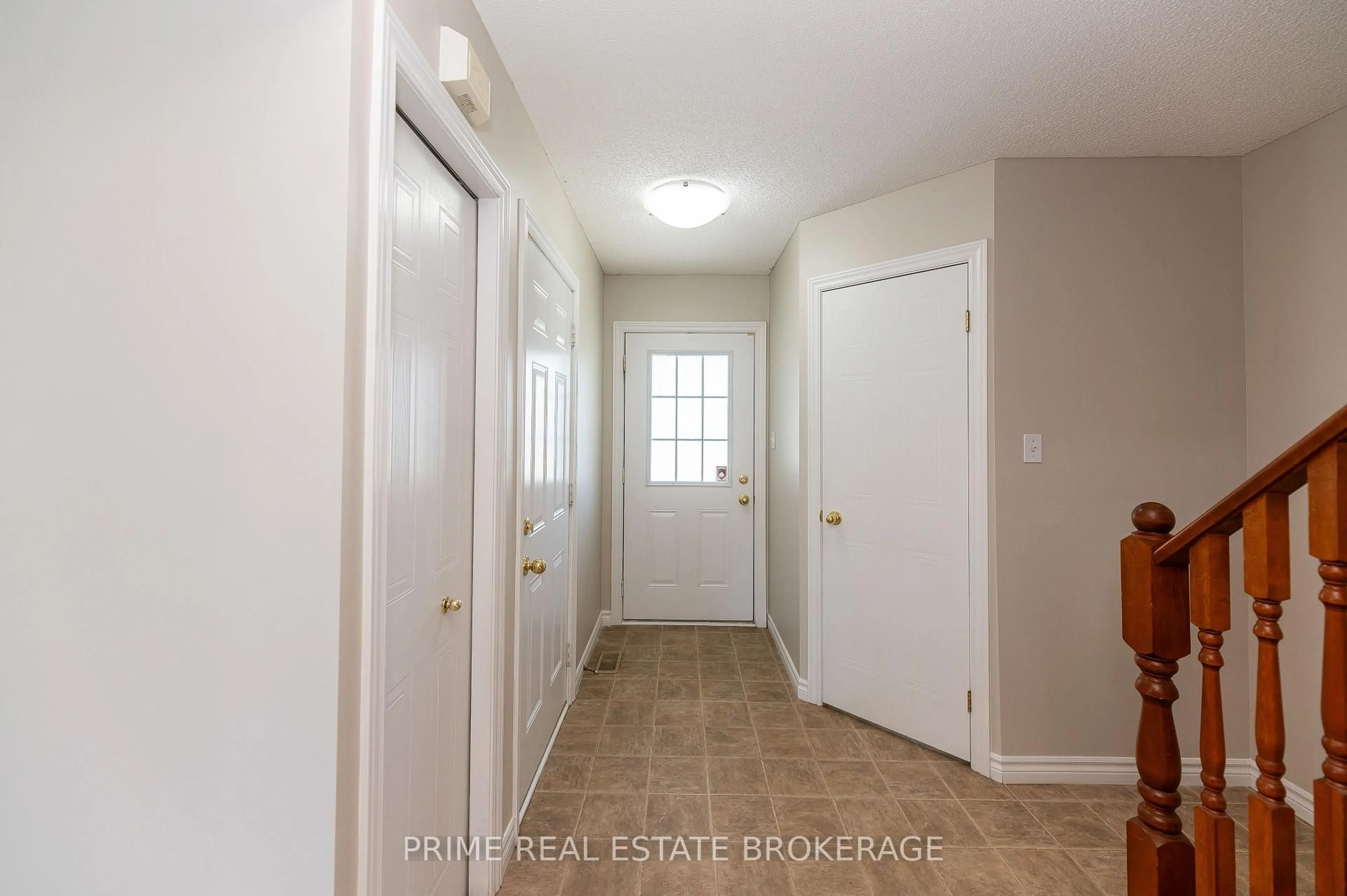 Indoor entryway for 1658 Benjamin Dr, London East Ontario N5V 5K1