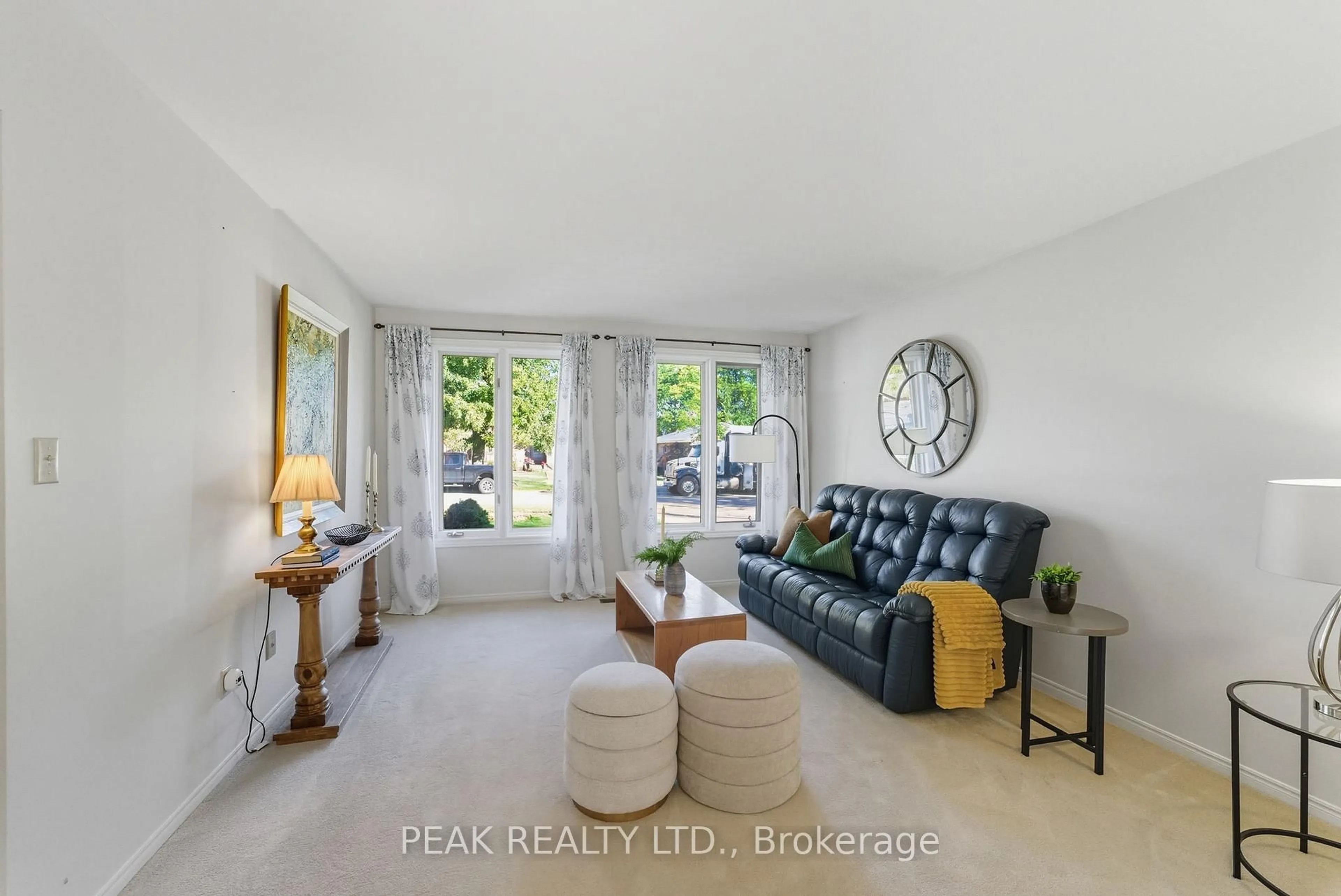 Living room with furniture, unknown for 31 Belaire Rd, Brantford Ontario N3R 6Z3