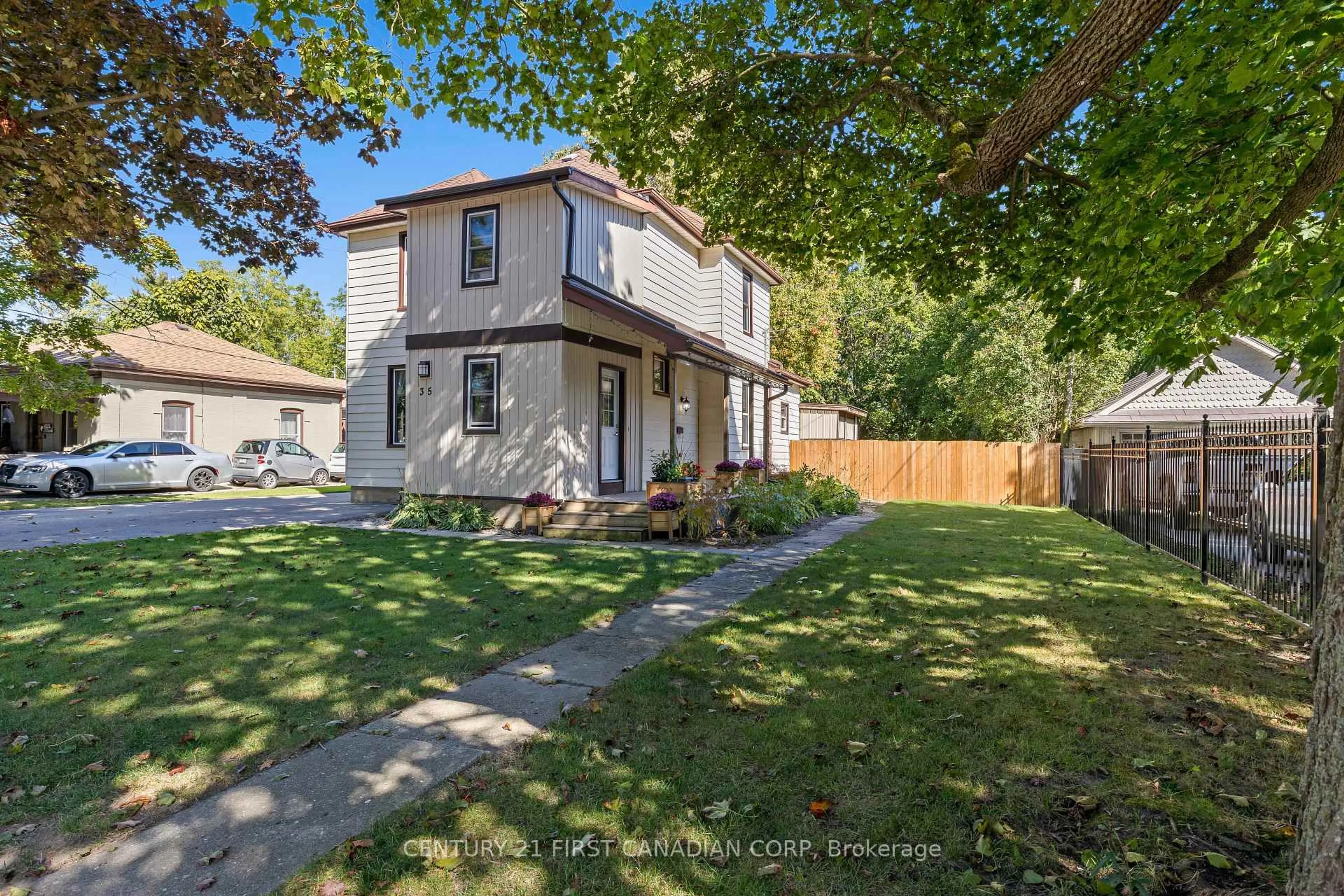 A pic from outside/outdoor area/front of a property/back of a property/a pic from drone, street for 35 Victoria St, Aylmer Ontario N5H 1E6