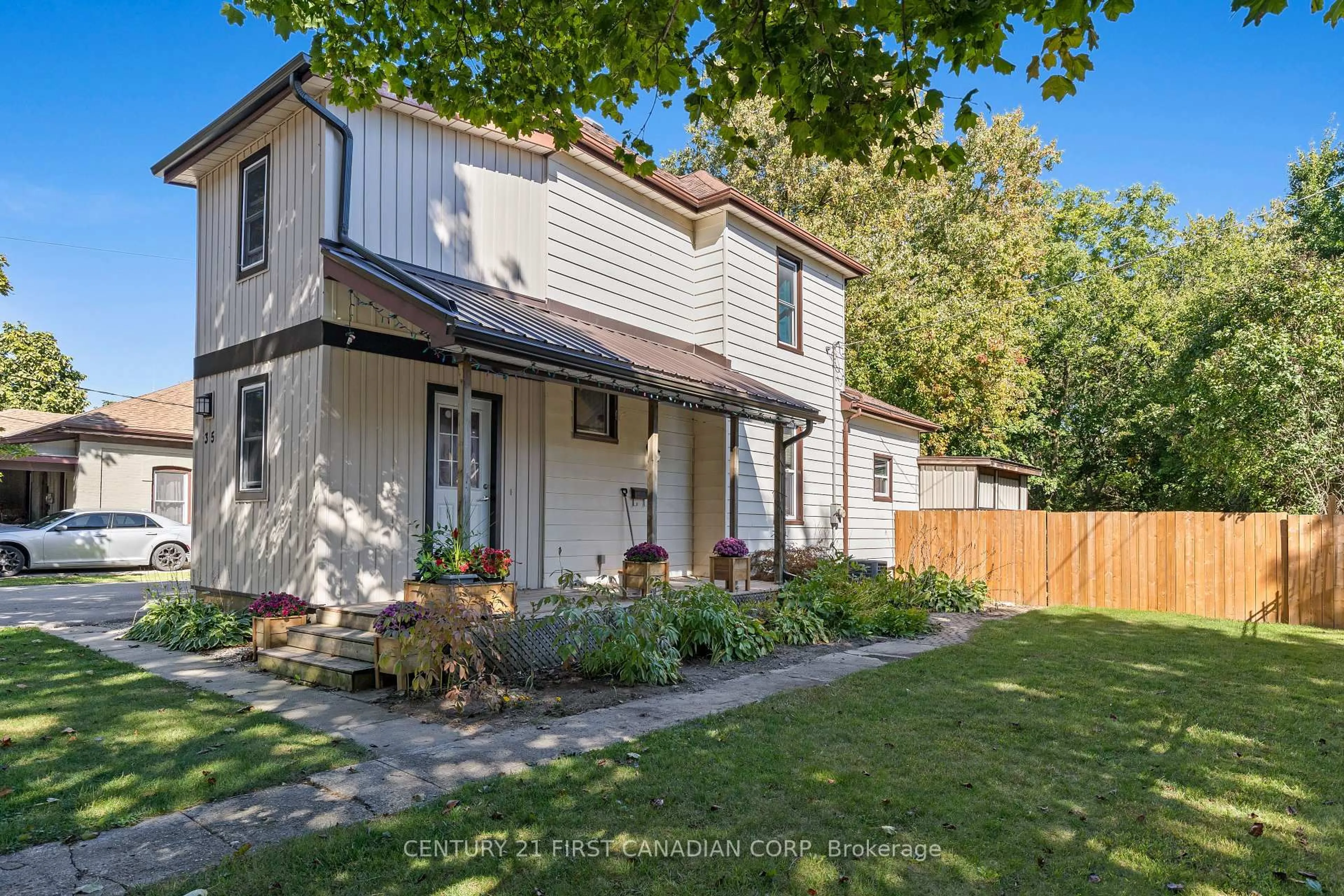 A pic from outside/outdoor area/front of a property/back of a property/a pic from drone, street for 35 Victoria St, Aylmer Ontario N5H 1E6