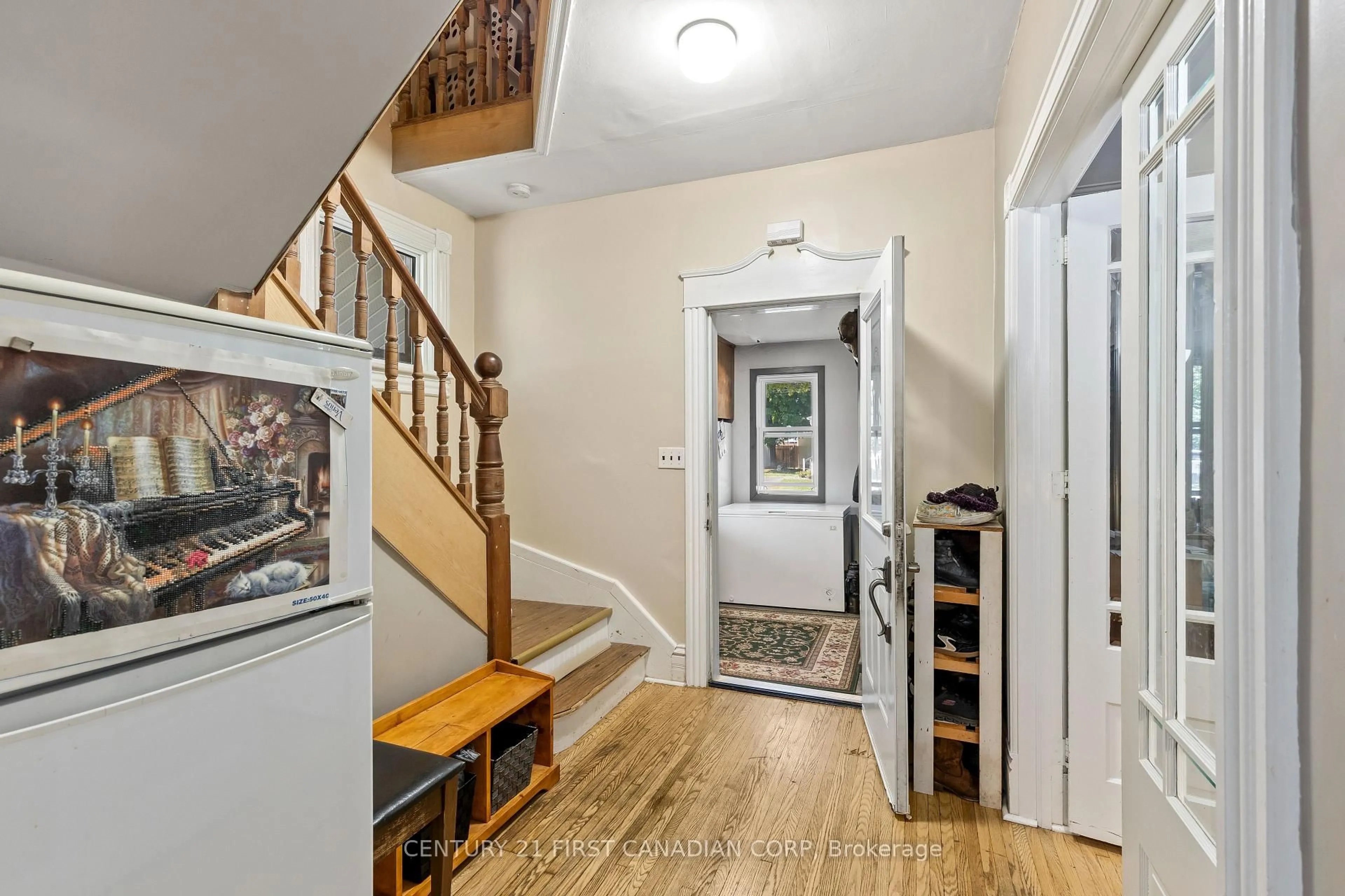 Indoor entryway for 35 Victoria St, Aylmer Ontario N5H 1E6