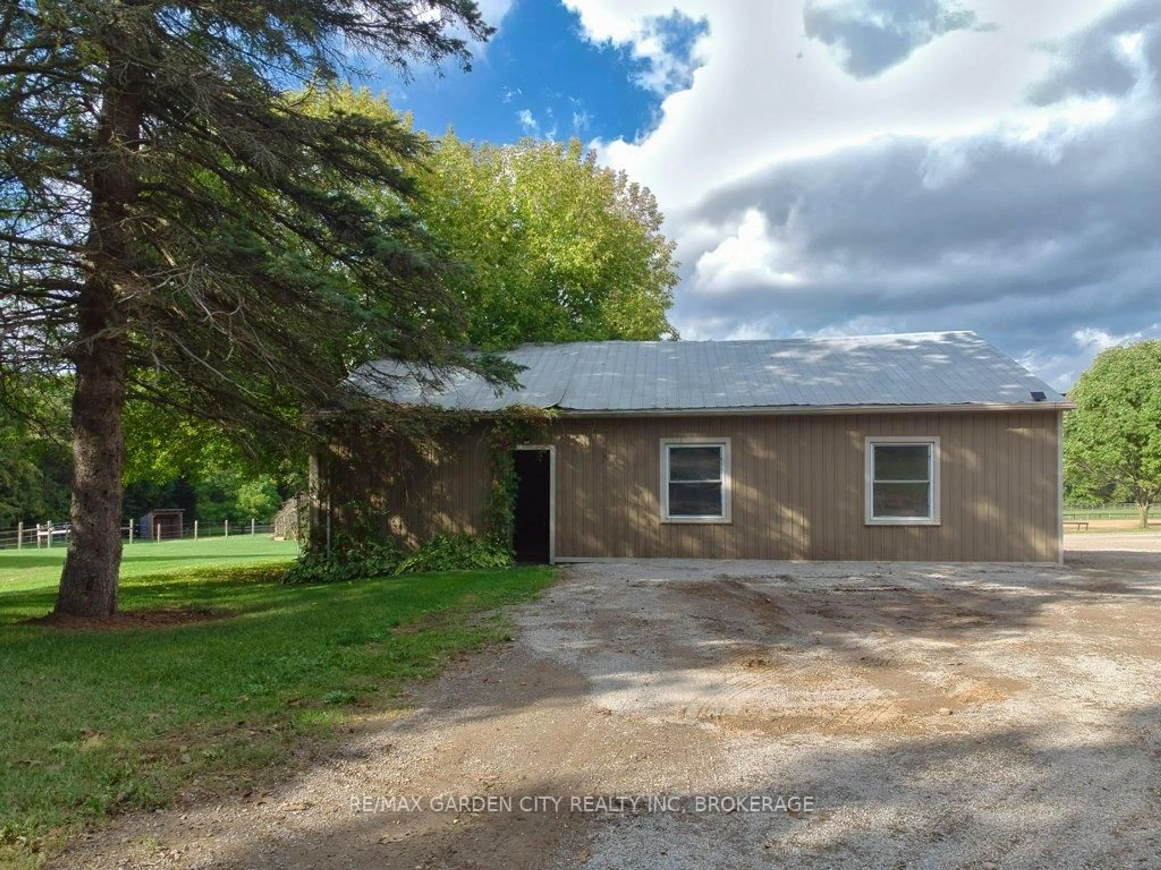 A pic from outside/outdoor area/front of a property/back of a property/a pic from drone, street for 503 Metler Rd, Pelham Ontario L0S 1M0