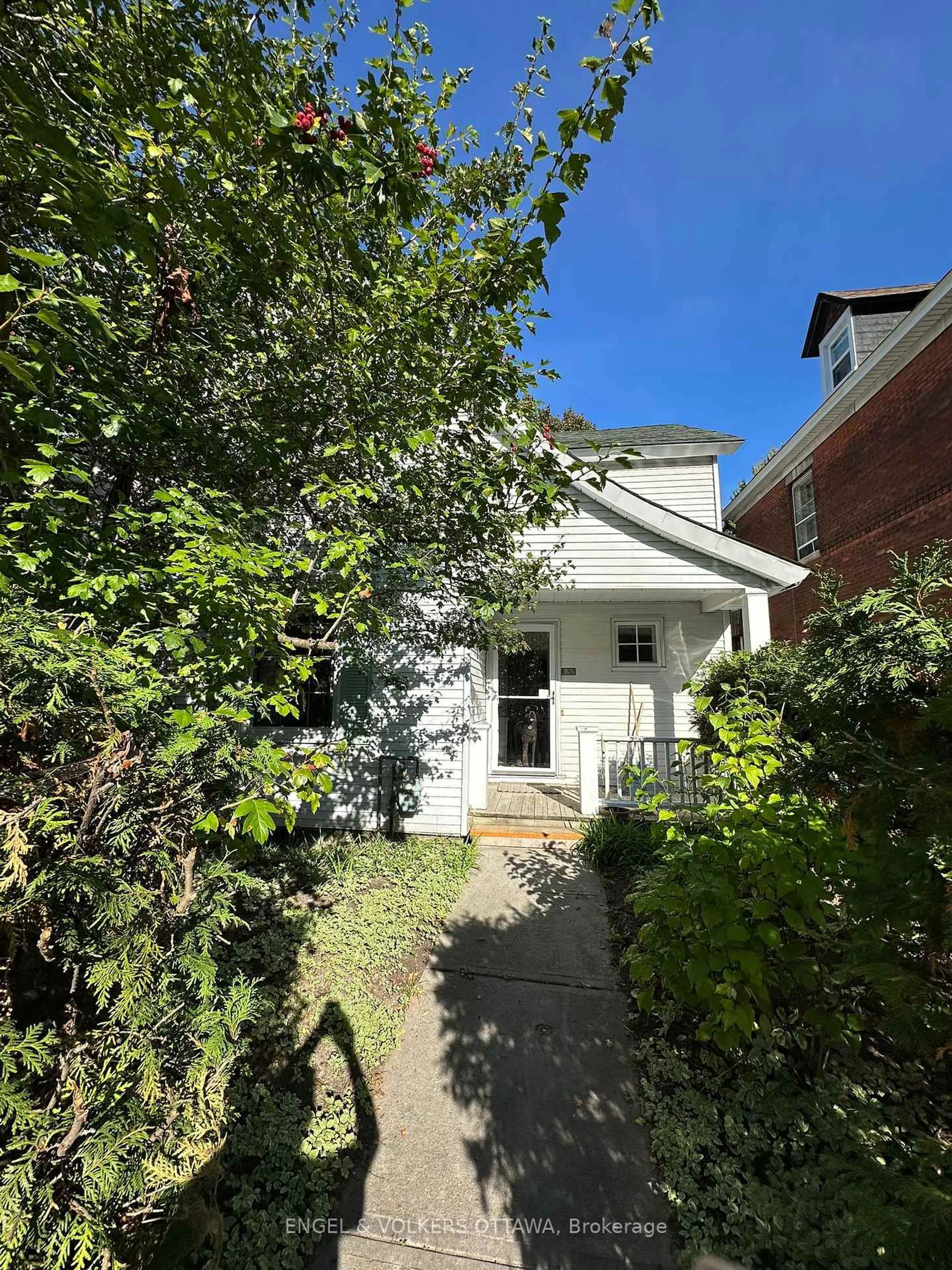 A pic from outside/outdoor area/front of a property/back of a property/a pic from drone, street for 89 Waverley St, Ottawa Ontario K2P 0V1