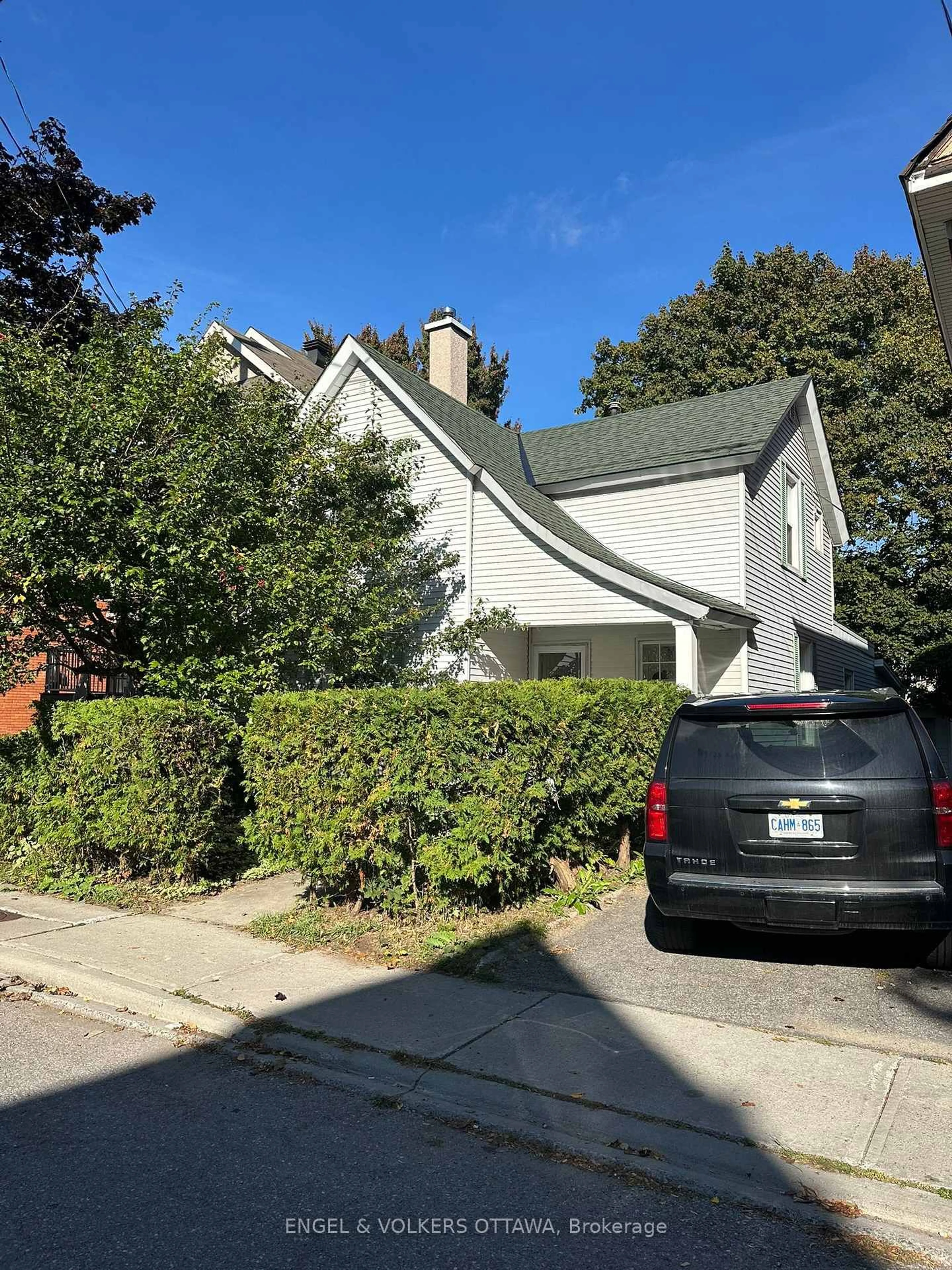 Home with vinyl exterior material, street for 89 Waverley St, Ottawa Ontario K2P 0V1