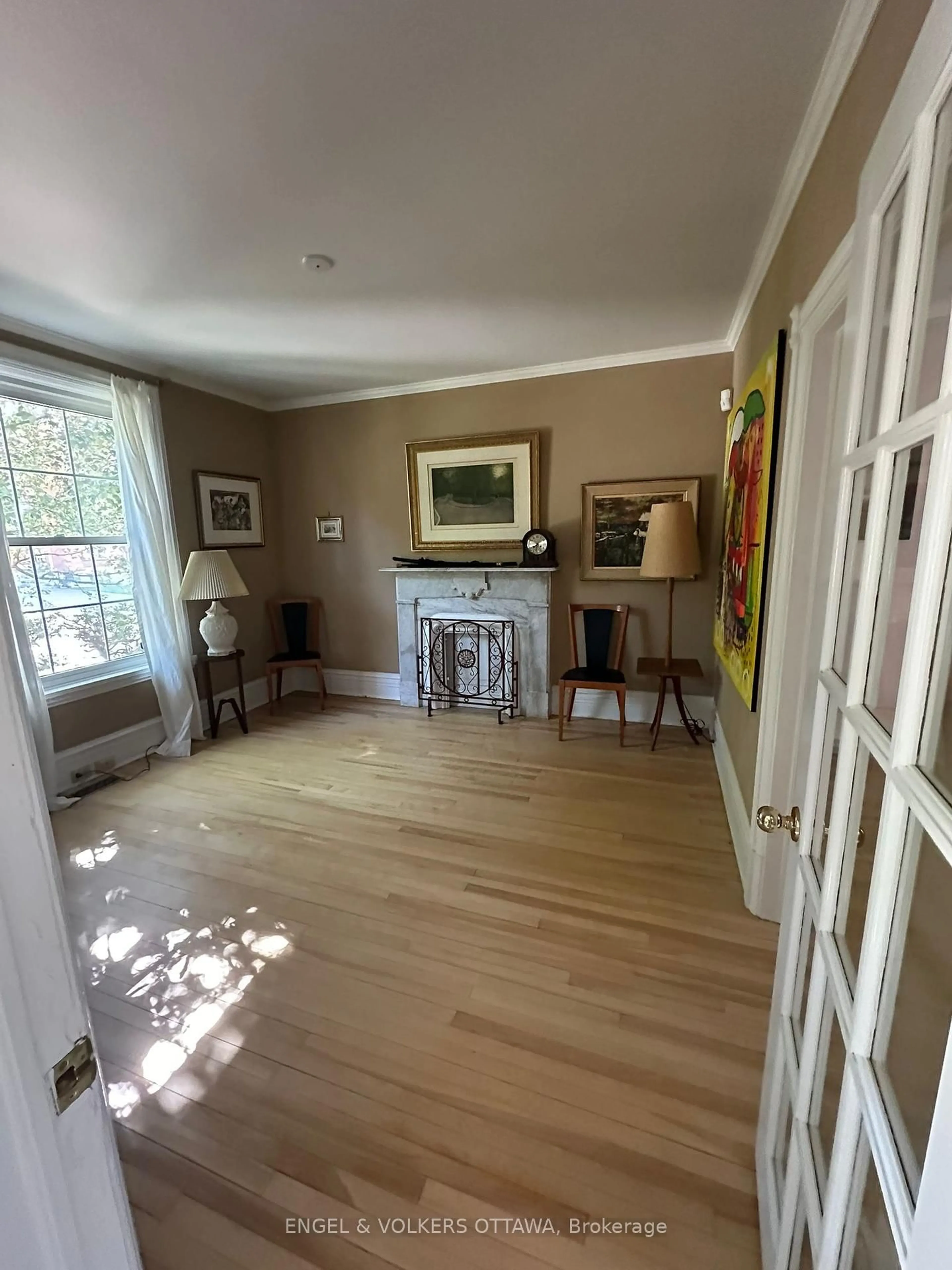 A pic of a room for 89 Waverley St, Ottawa Ontario K2P 0V1