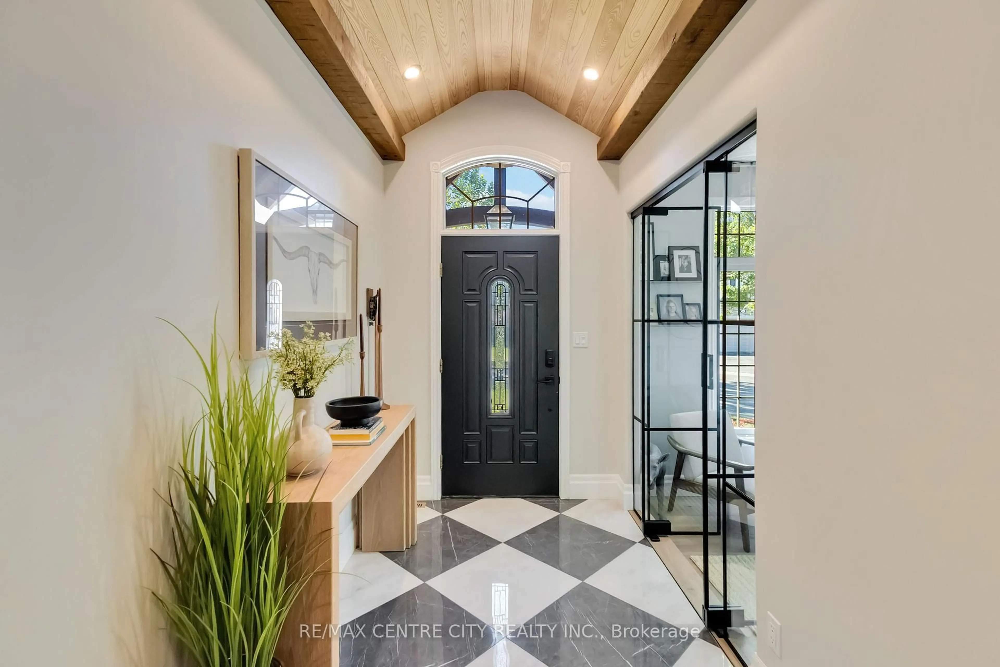 Indoor entryway for 7 Mary Bucke St, St. Thomas Ontario N5R 5L7