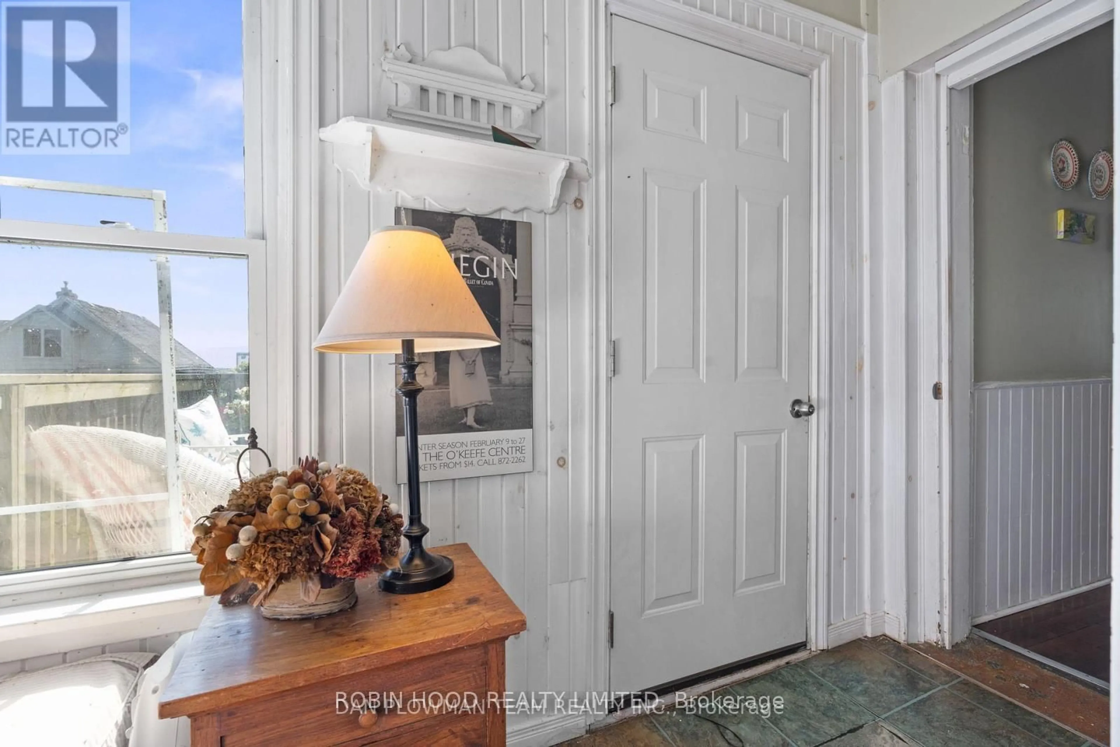 Indoor entryway for 11 Isabel St, Belleville Ontario K8P 3N4