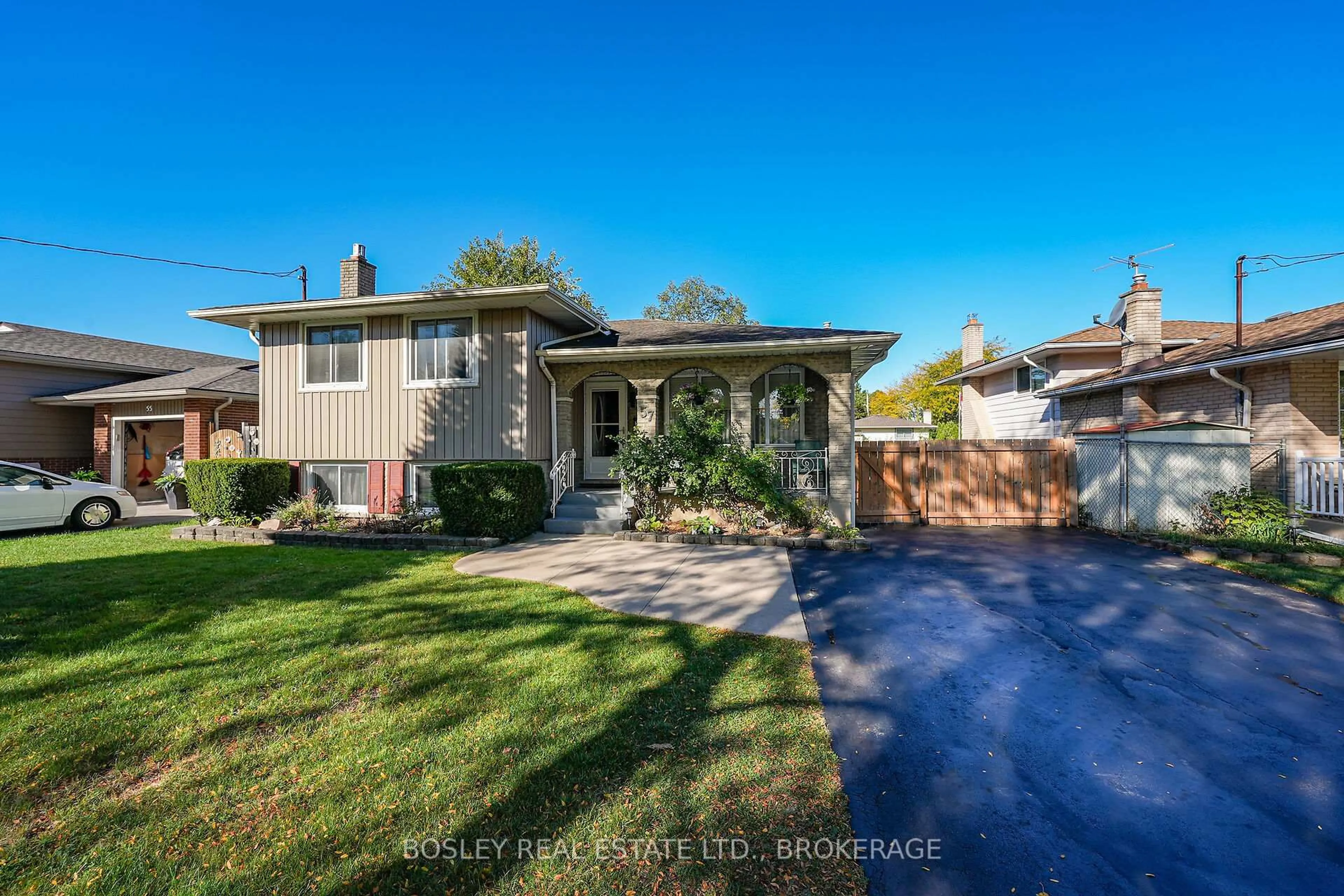 A pic from outside/outdoor area/front of a property/back of a property/a pic from drone, street for 57 Meredith Dr, St. Catharines Ontario L2M 6R5