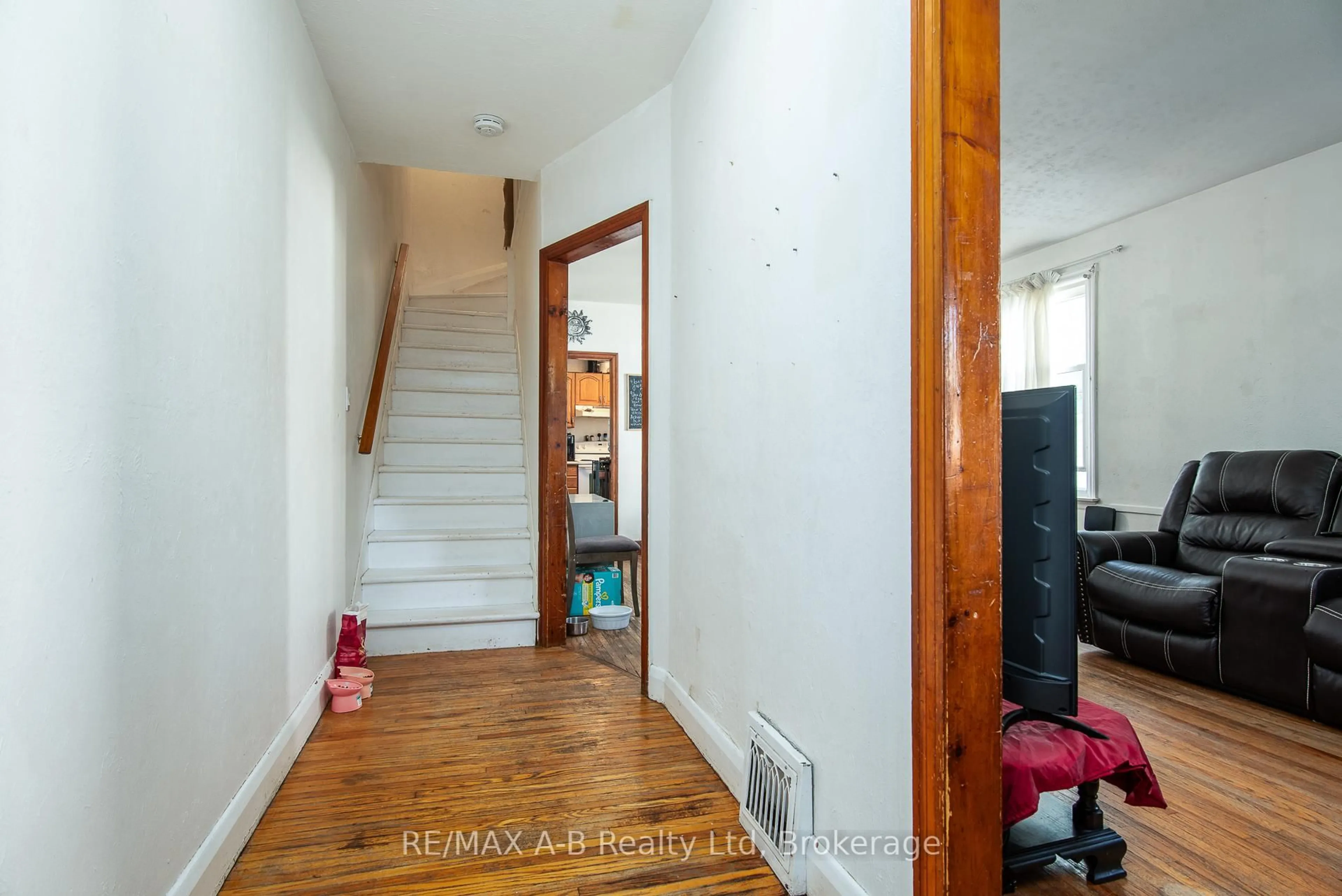 Unknown for 83 East Gore St, Stratford Ontario N5A 3X4