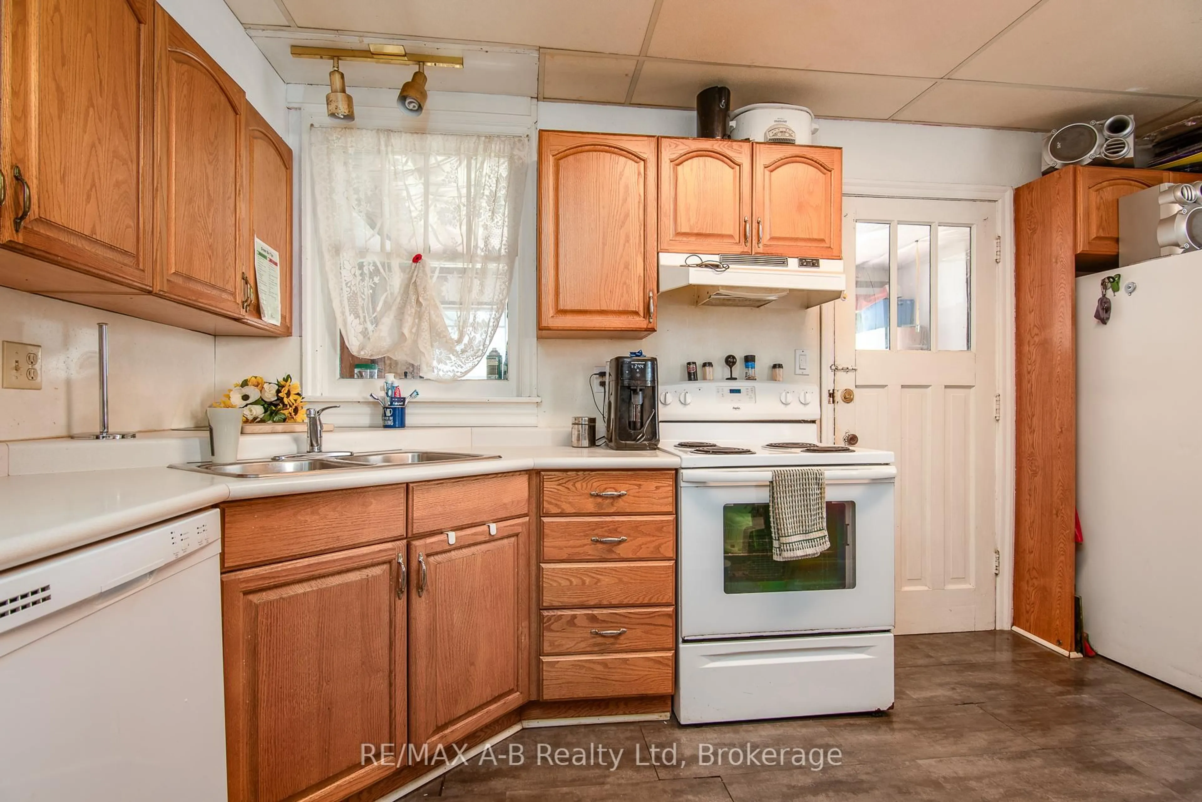 Standard kitchen, unknown for 83 East Gore St, Stratford Ontario N5A 3X4