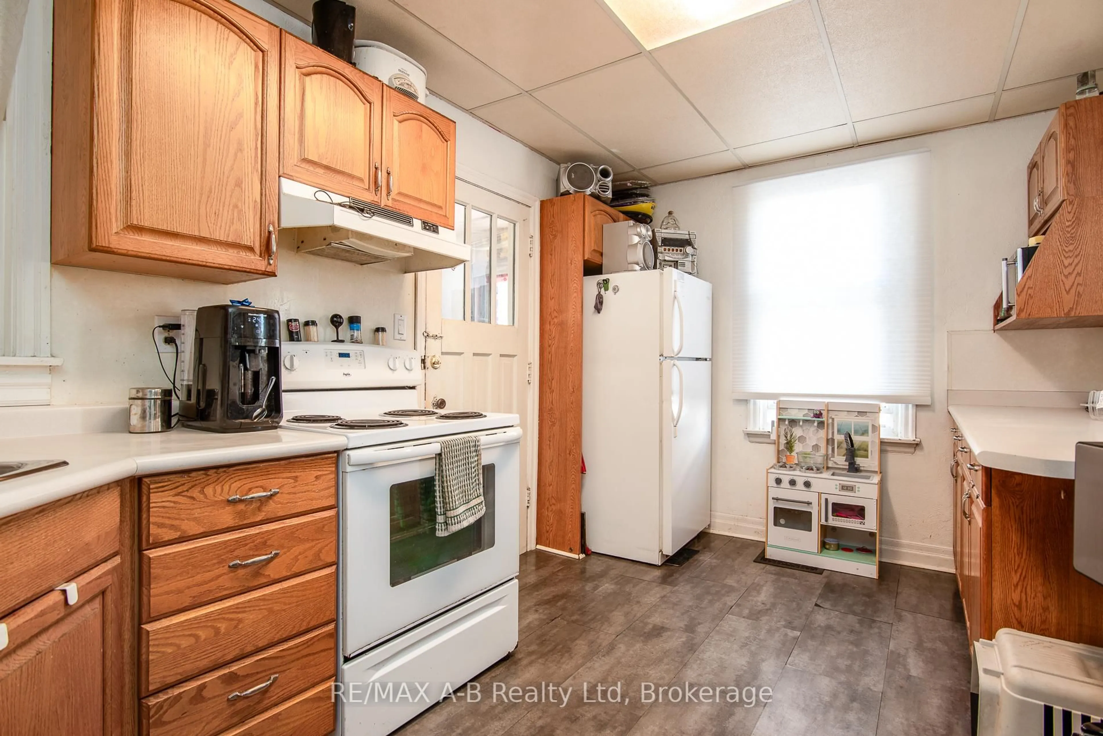 Standard kitchen, wood/laminate floor for 83 East Gore St, Stratford Ontario N5A 3X4