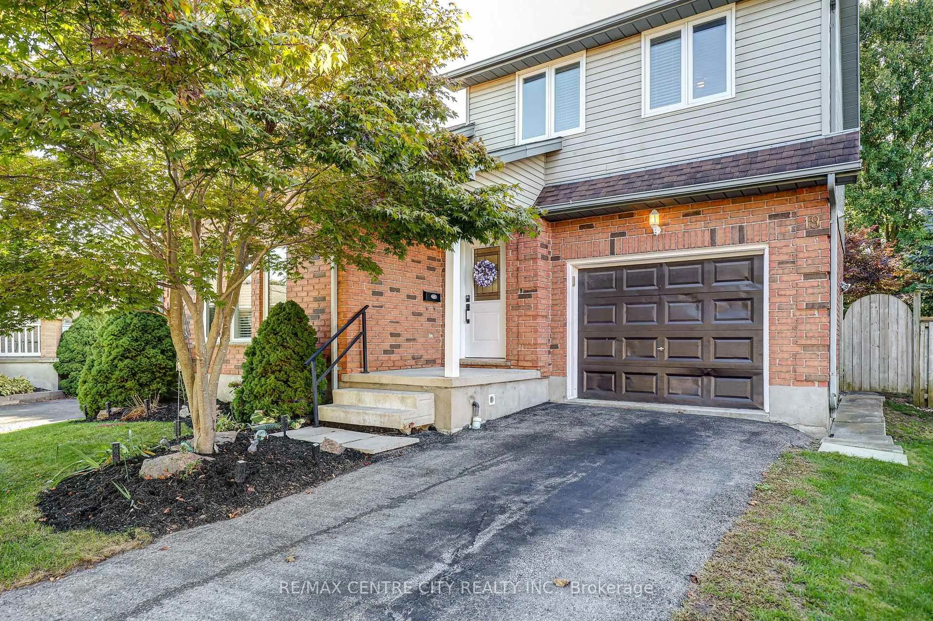 Home with brick exterior material, street for 19 Lyford Crt, St. Thomas Ontario N5R 6C6