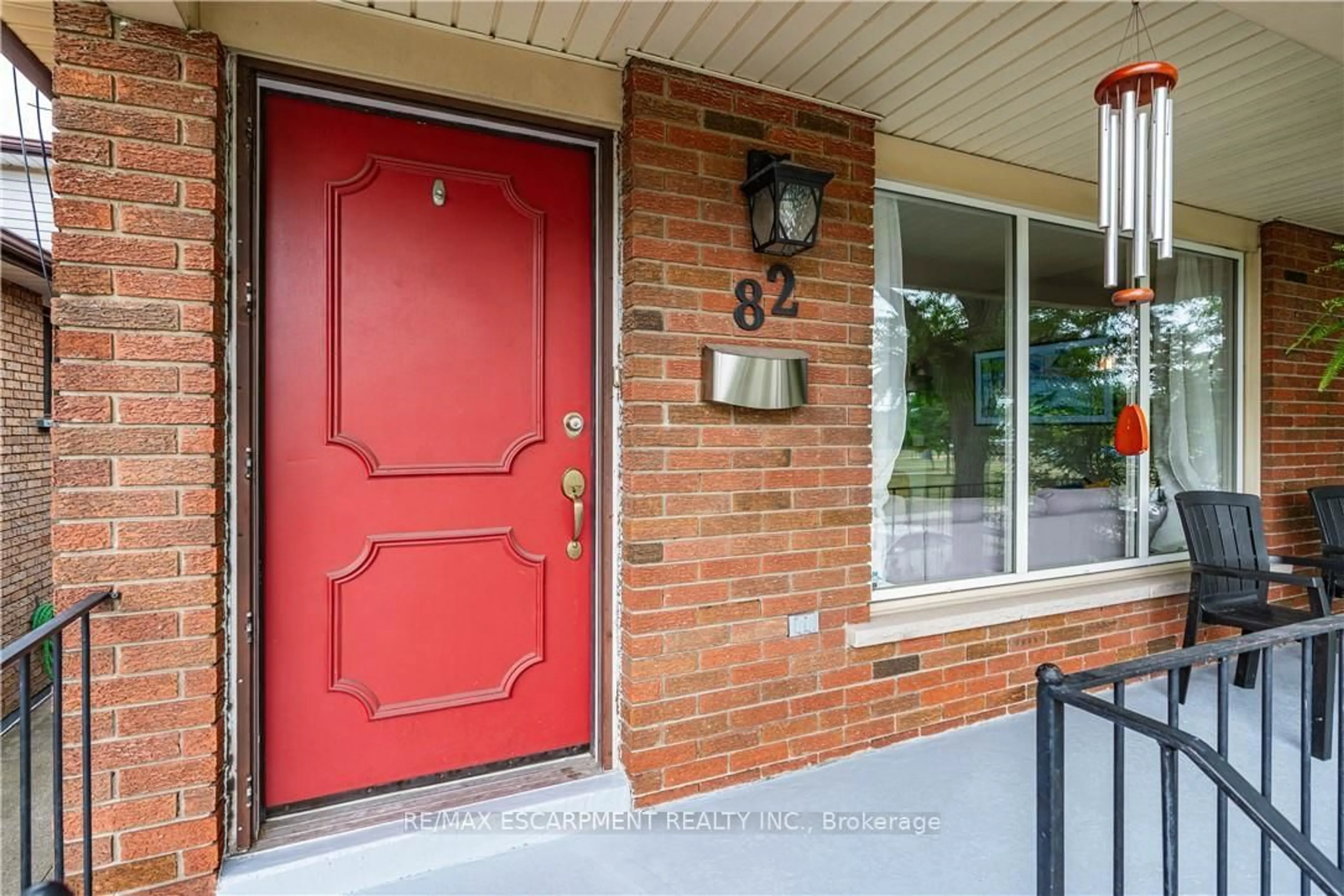 Indoor entryway for 82 East 36th St, Hamilton Ontario L8V 3Z1