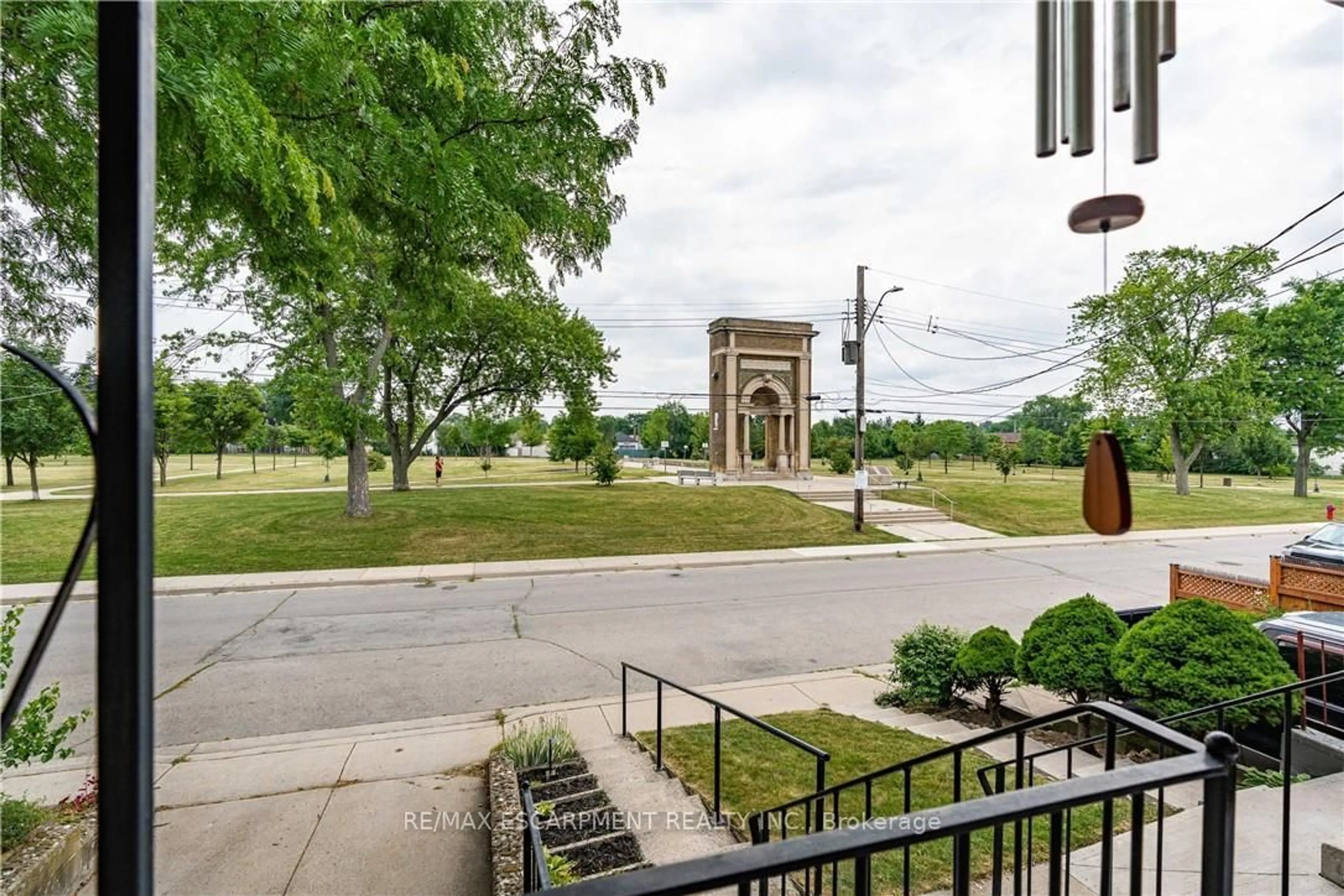 Patio, street for 82 East 36th St, Hamilton Ontario L8V 3Z1
