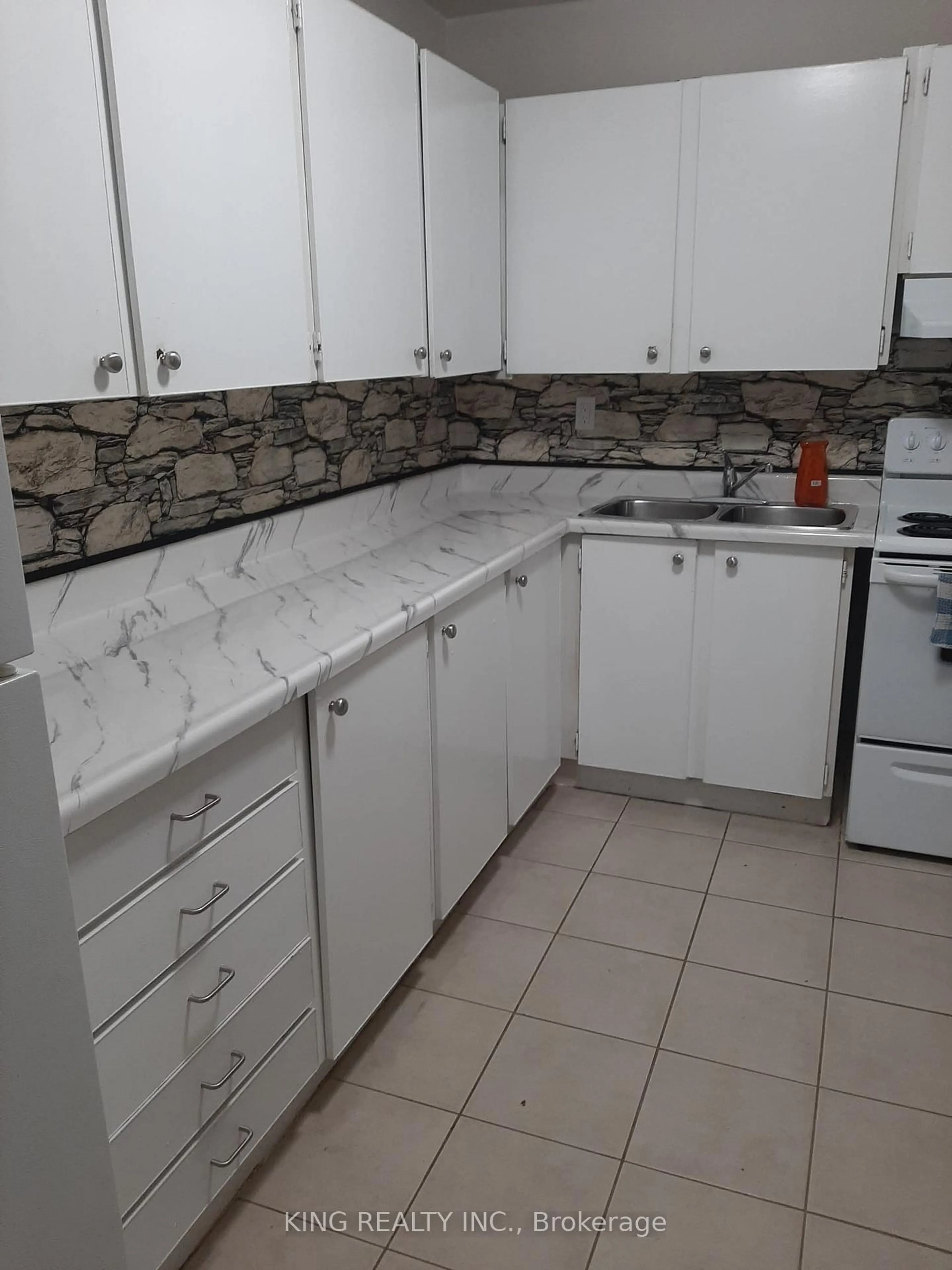 Standard kitchen, ceramic/tile floor for 563 MORNINGTON Ave #302, London East Ontario N5Y 4T8