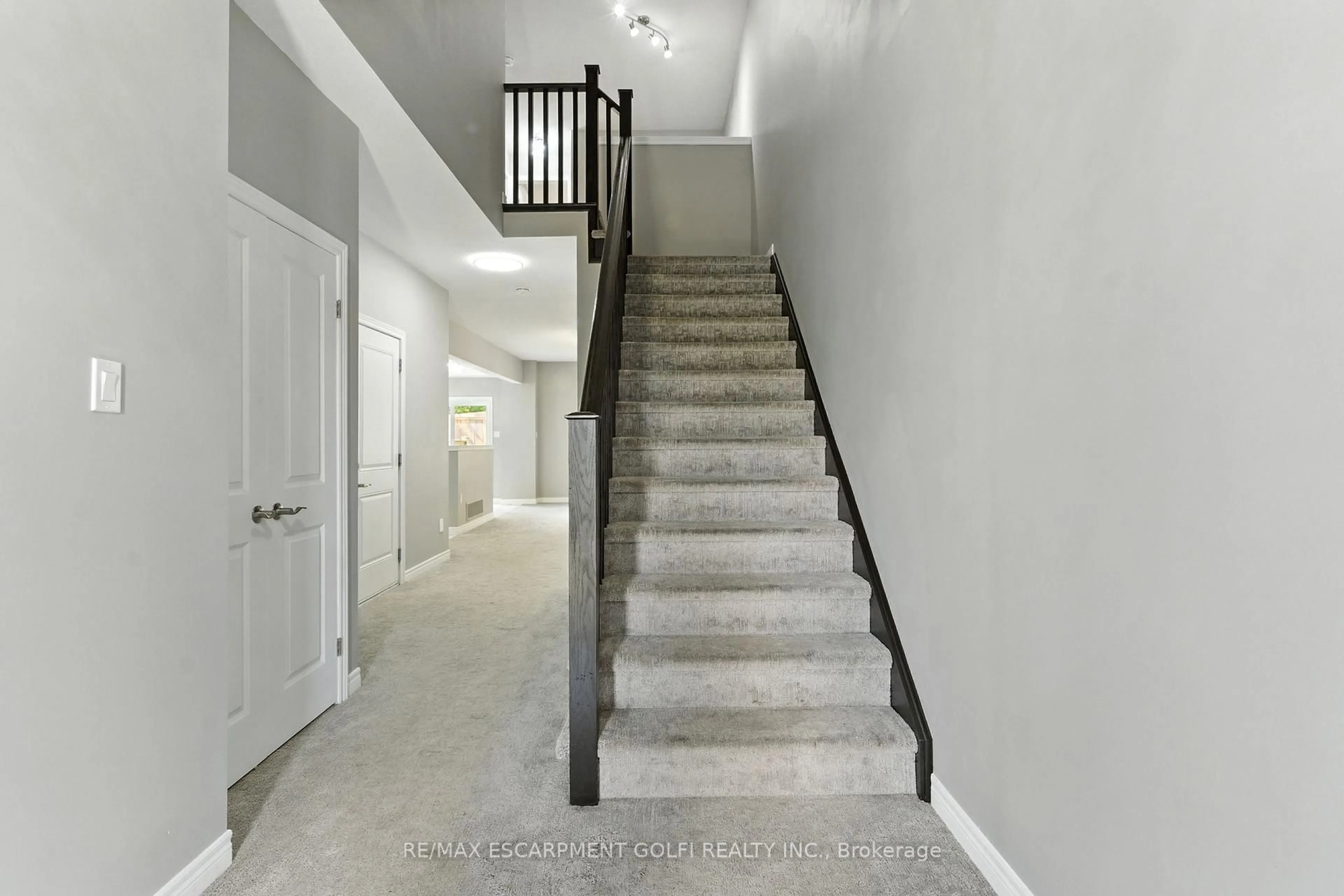 Stairs for 17 Dennis Dr, West Lincoln Ontario L0R 2A0
