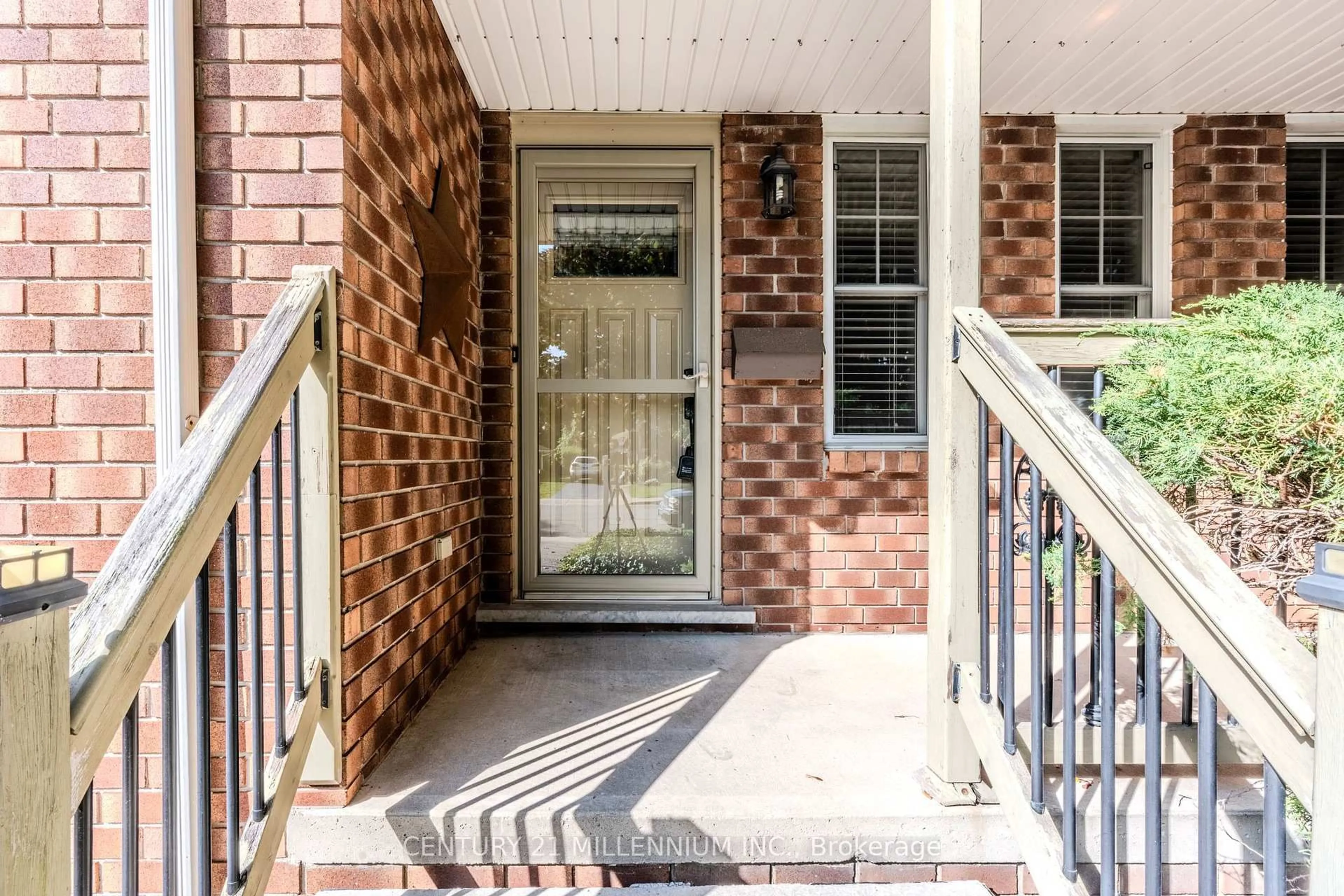 Indoor entryway for 60 Ofield Rd, Hamilton Ontario L8S 2M7
