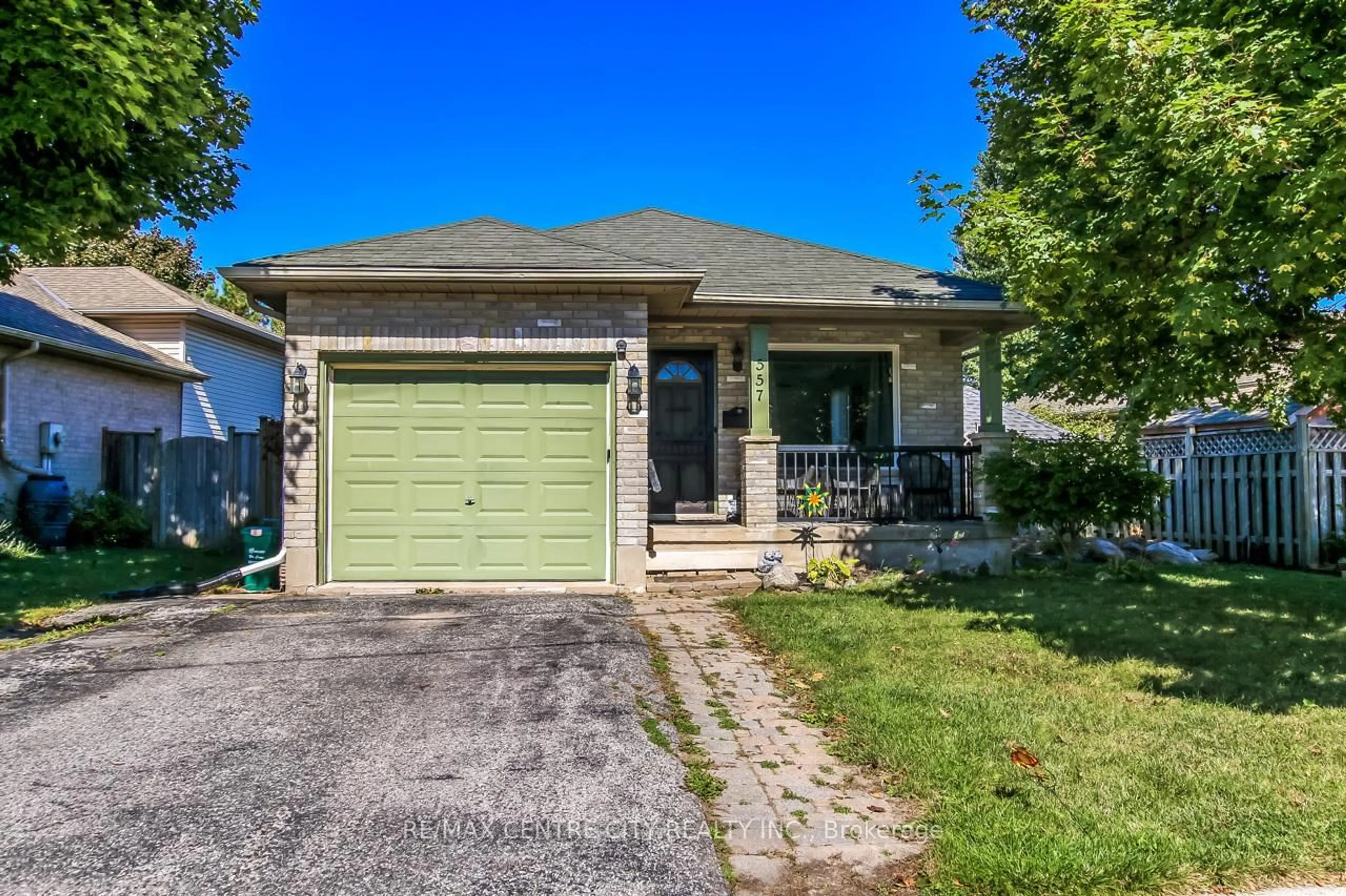 Home with vinyl exterior material, street for 557 Wellington St, St. Thomas Ontario N5R 6G2