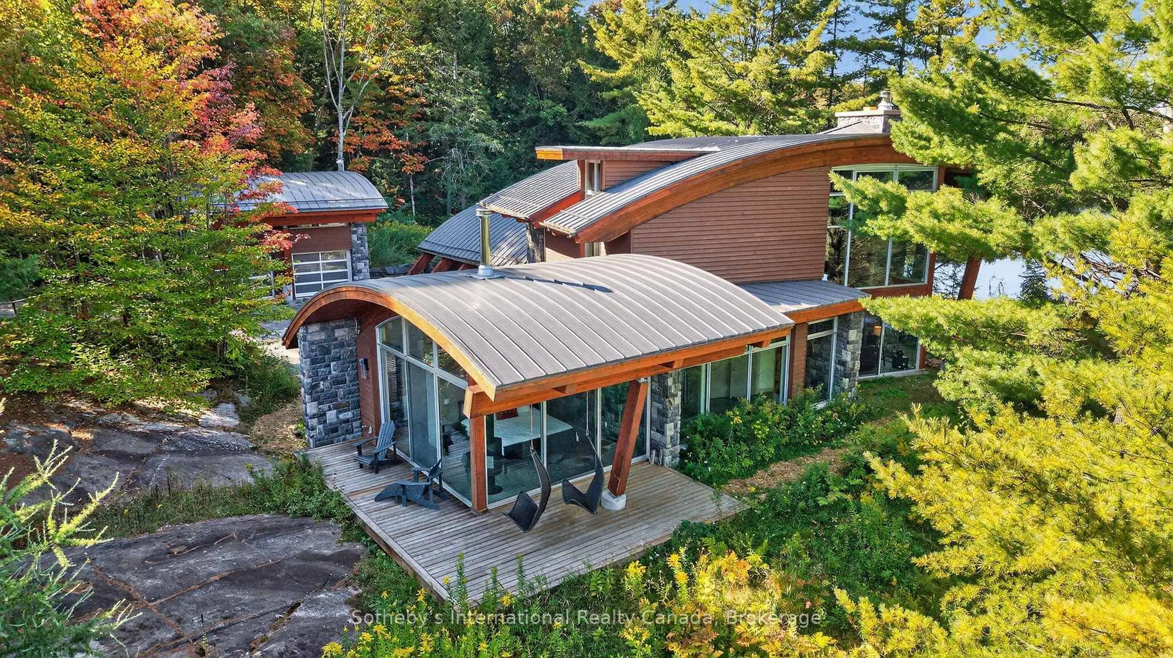 A pic from outside/outdoor area/front of a property/back of a property/a pic from drone, building for 463 Otter Lake Rd, Huntsville Ontario P1H 2J3