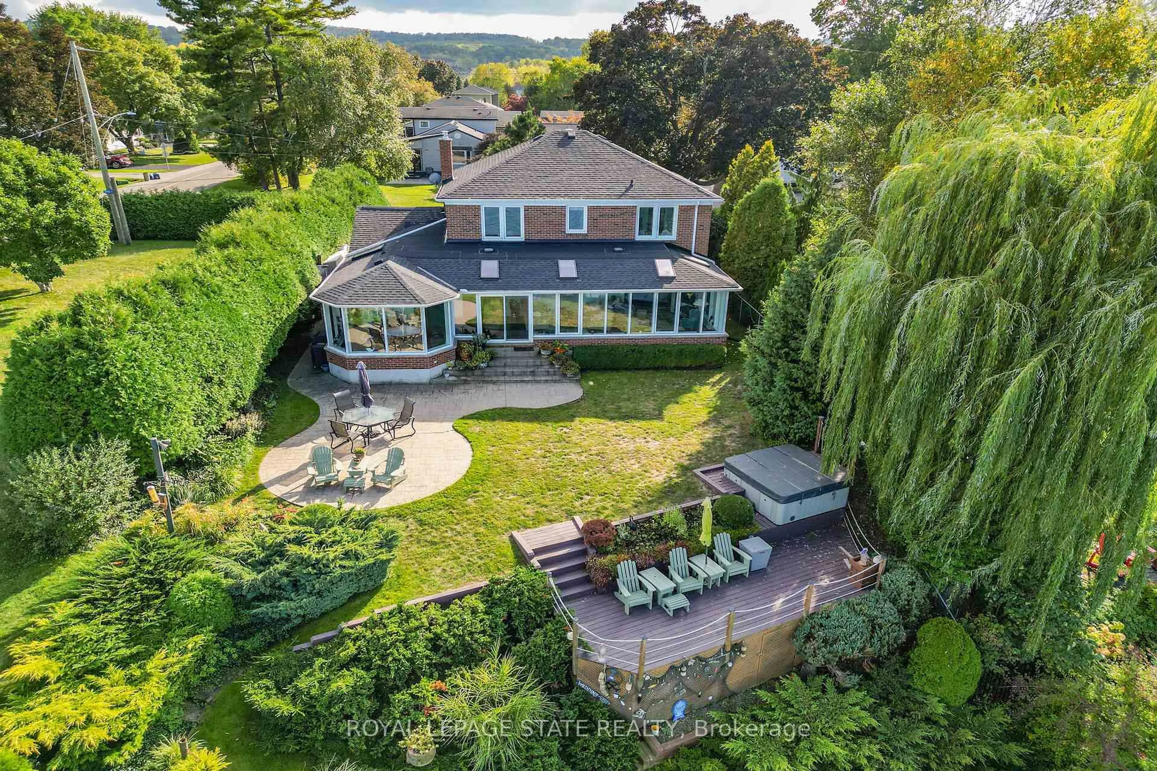A pic from outside/outdoor area/front of a property/back of a property/a pic from drone, water/lake/river/ocean view for 10 Tupper Blvd, Grimsby Ontario L3M 2G2
