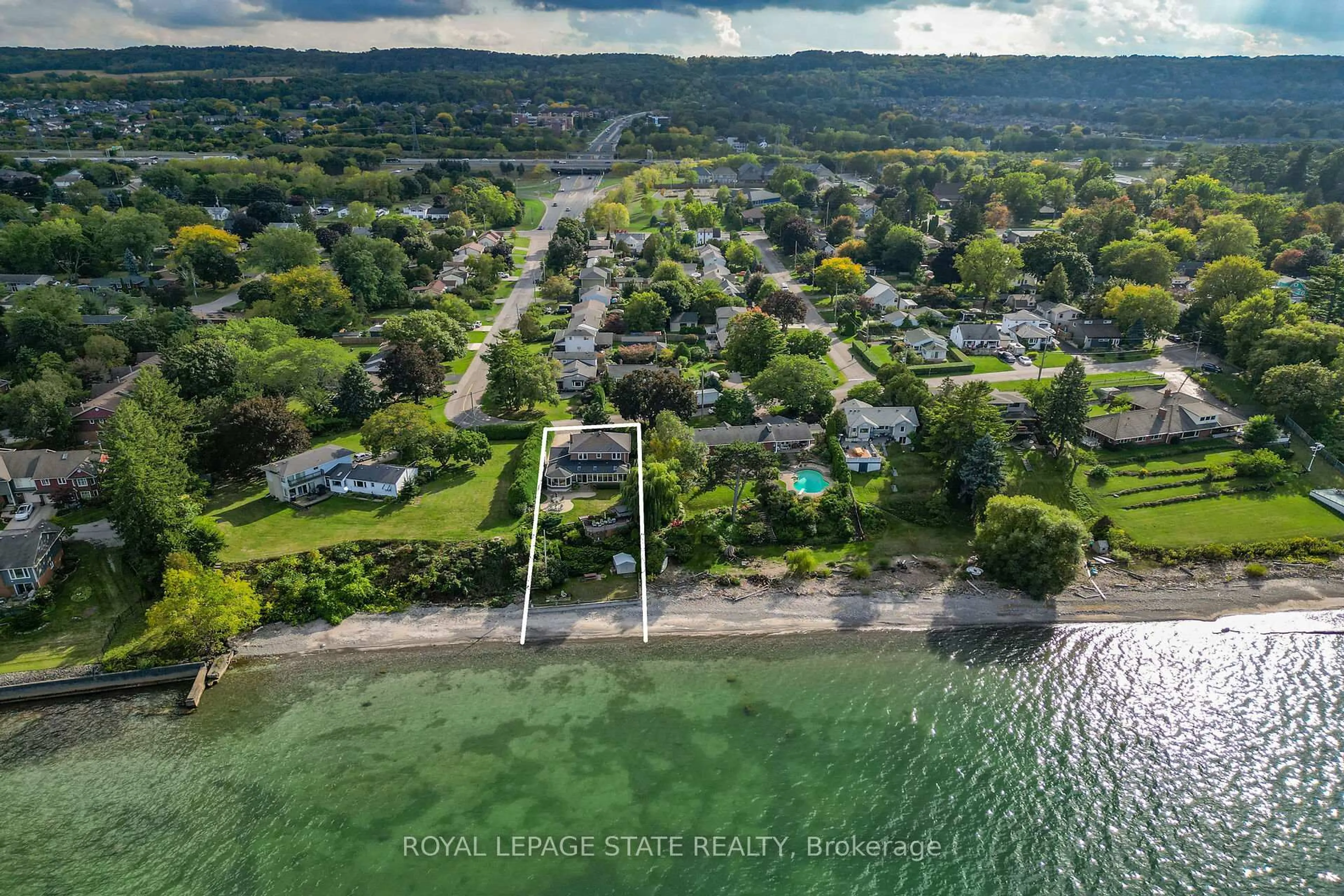 A pic from outside/outdoor area/front of a property/back of a property/a pic from drone, water/lake/river/ocean view for 10 Tupper Blvd, Grimsby Ontario L3M 2G2